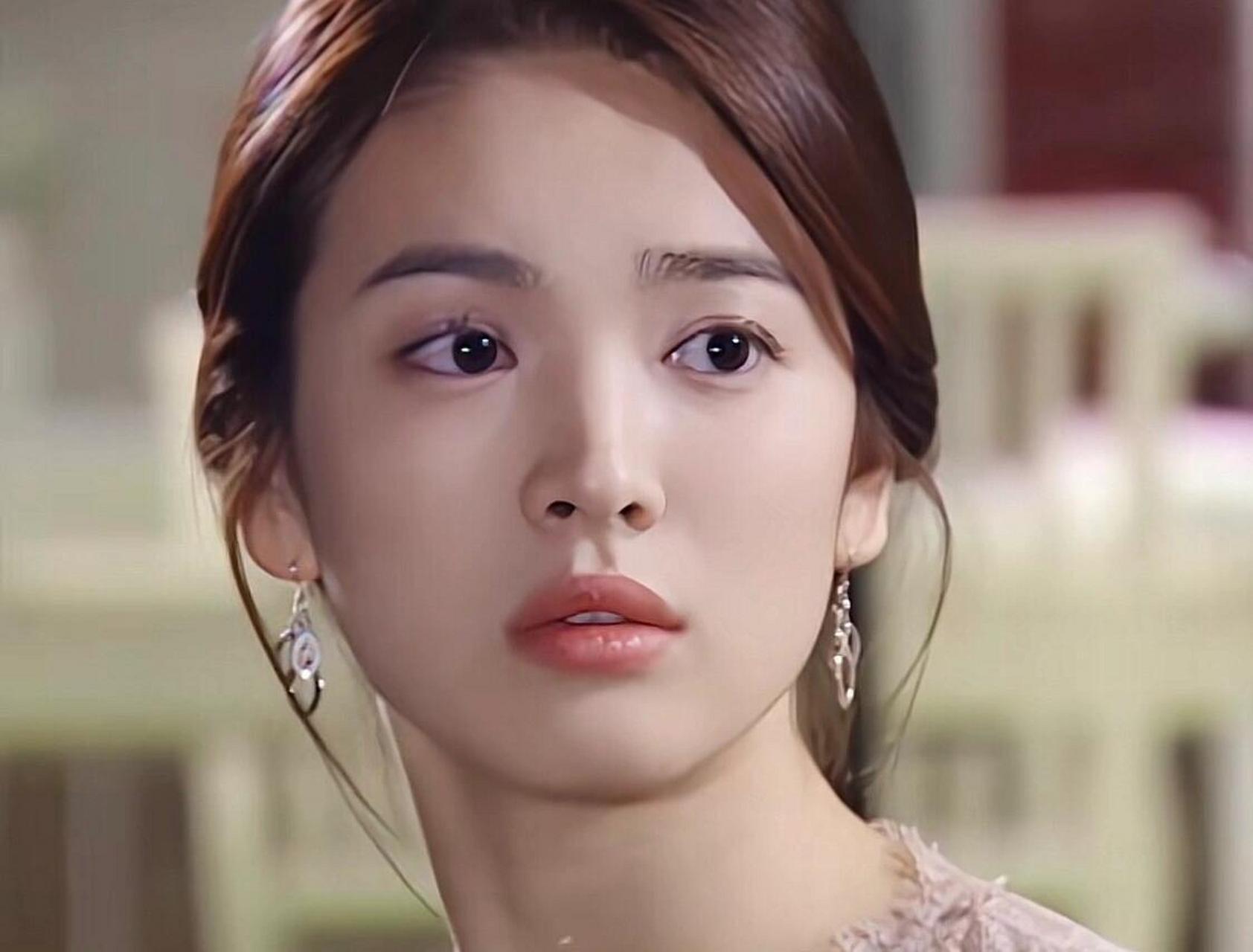 早期宋慧乔说自己和妈妈都讨厌自己的厚嘴唇,但是她的嘴唇很好看啊