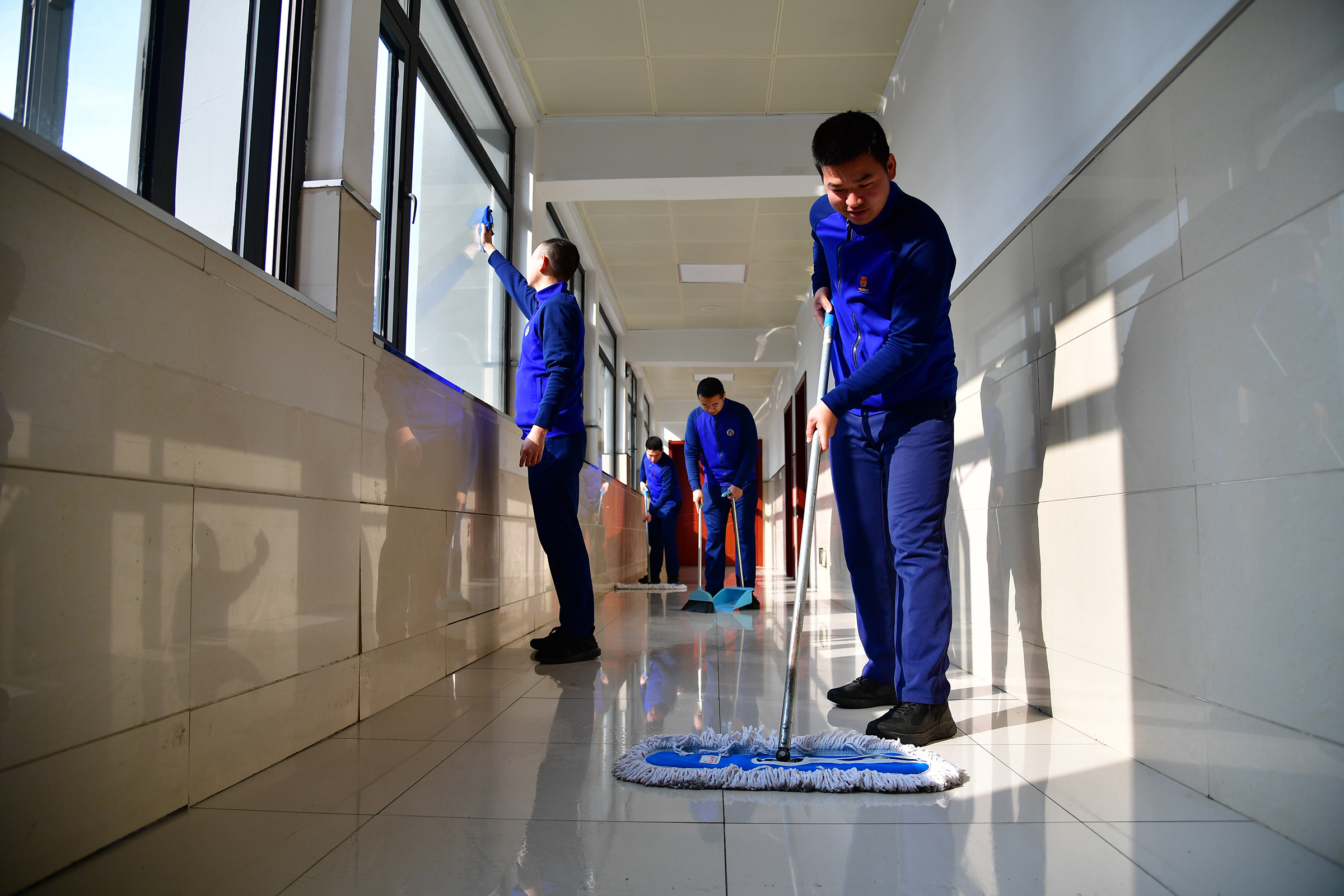 做清洁,贴窗花,挂对联,挂灯笼.消防站里的年味儿越来越浓啦!