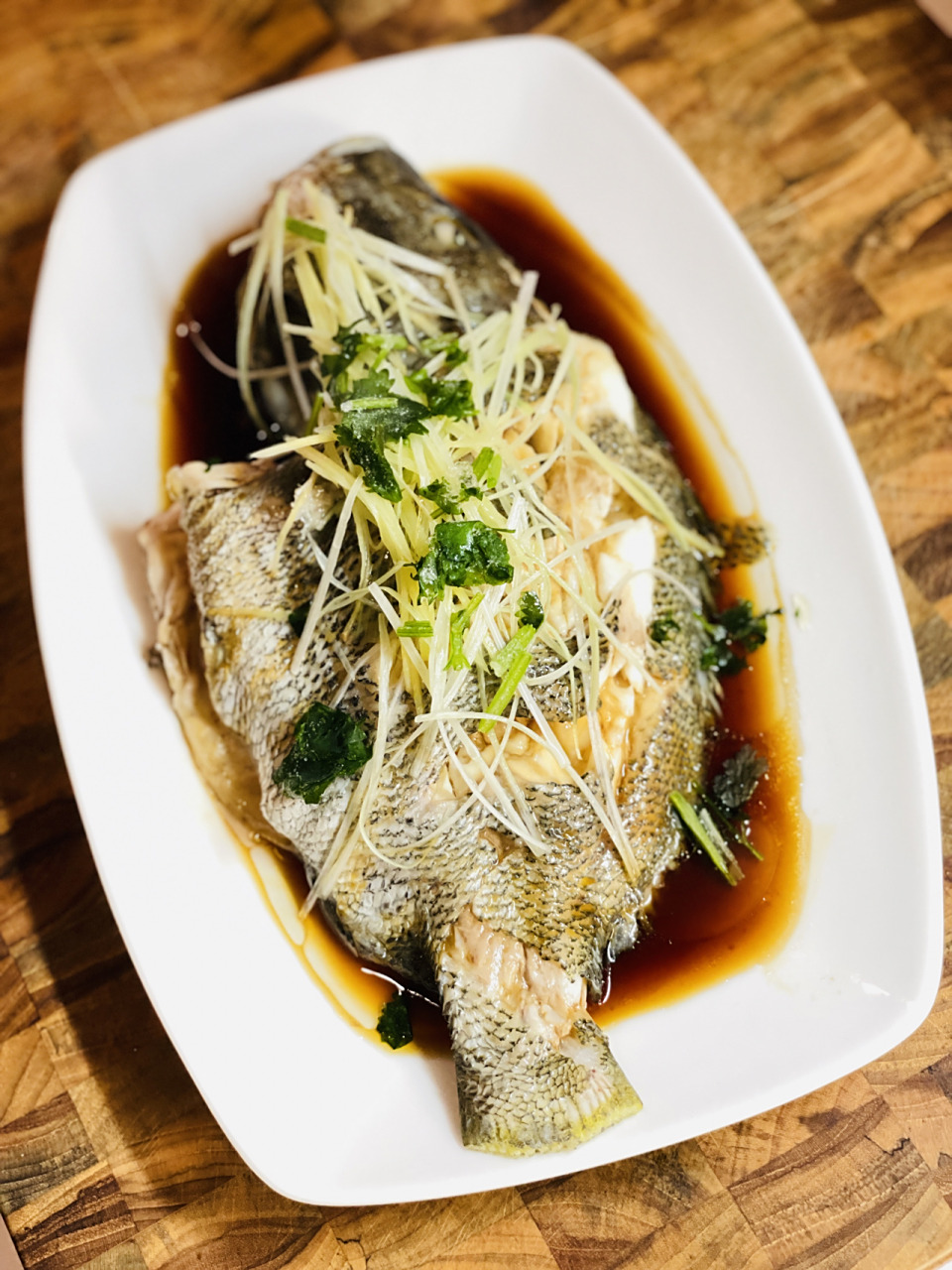 清蒸包公鱼95 备料:鱼收拾干净后在鱼身上划几刀,姜片儿,葱段,葱丝