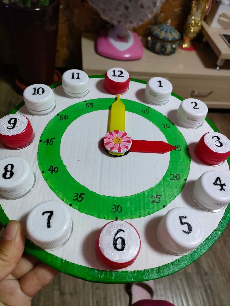 自制钟表教具74 用纸壳和矿泉水瓶盖给孩子做了个钟表教具,还是不错