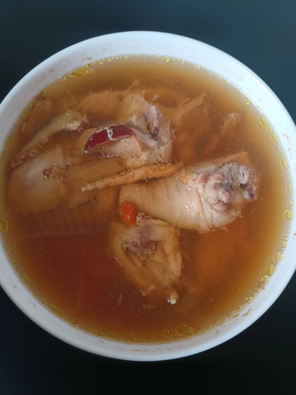 太子参炖鸡汤 太子参可以炖鸡汤的,太子参是人参的一种,可以起到补气