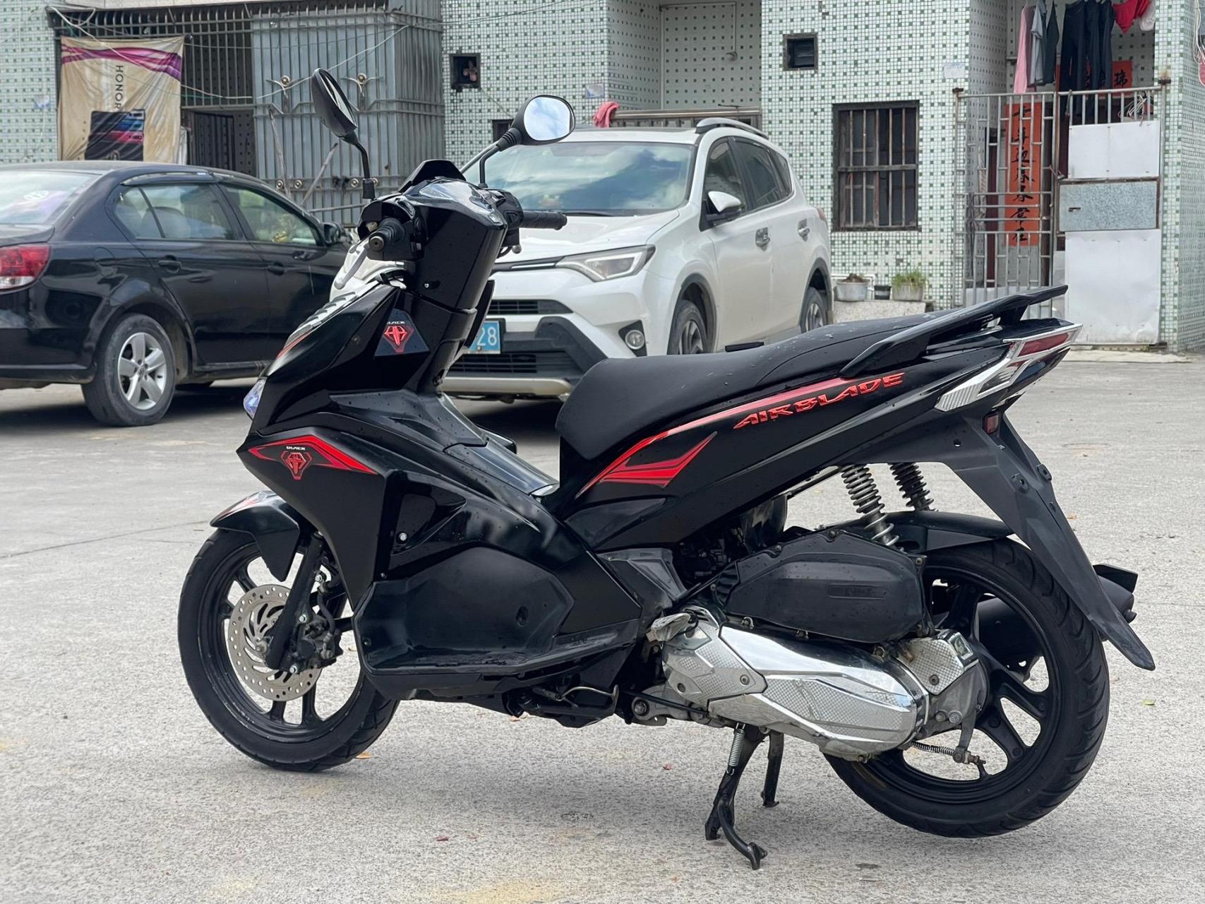 2017年头本田泰国弯刀黑金刚十周年纪念版,带无钥匙启动 车况巅峰状态