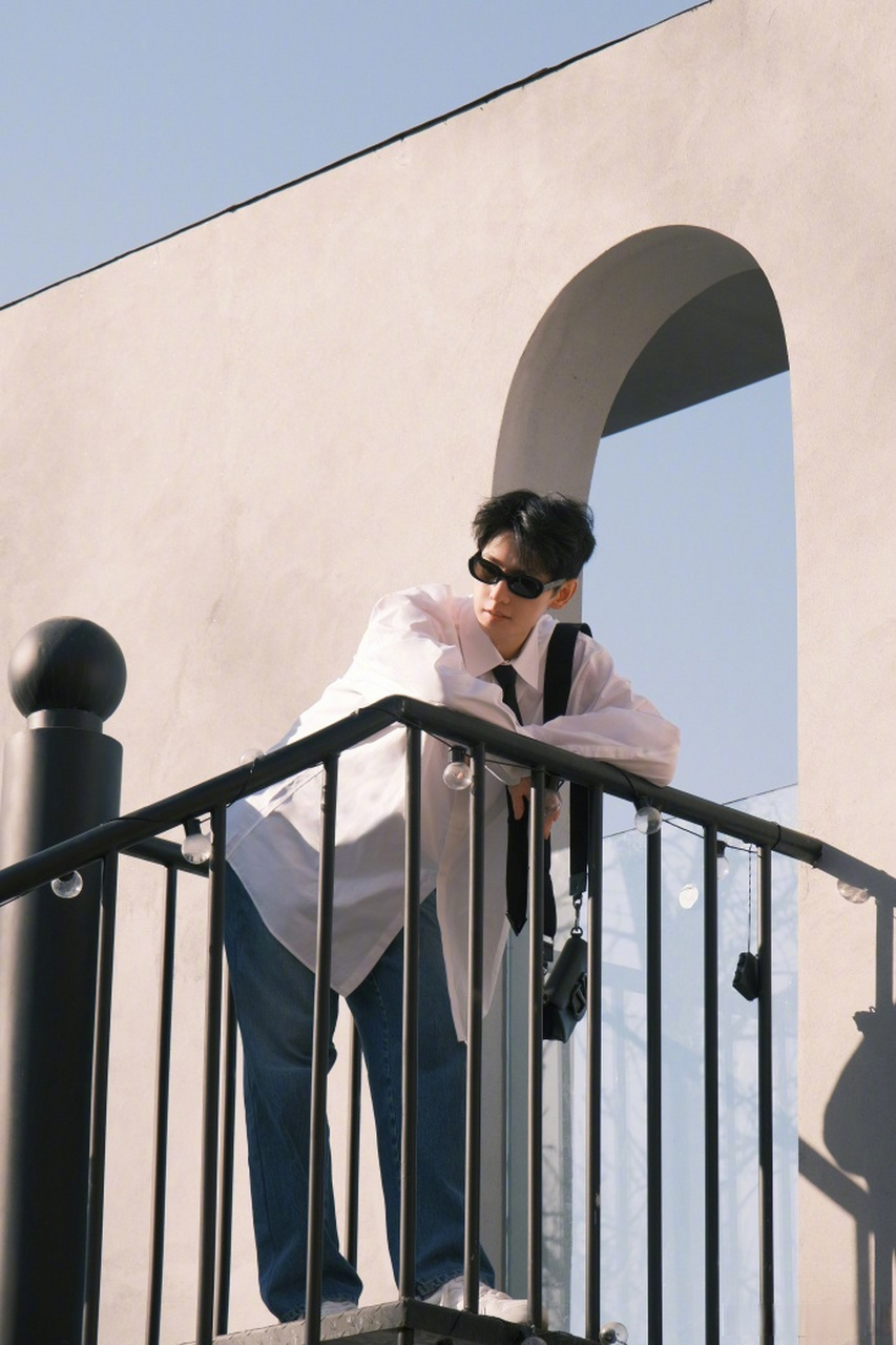 杨洋清瘦了不少#白衬衫 牛仔裤的春日标配穿搭,清爽帅气被你杨洋