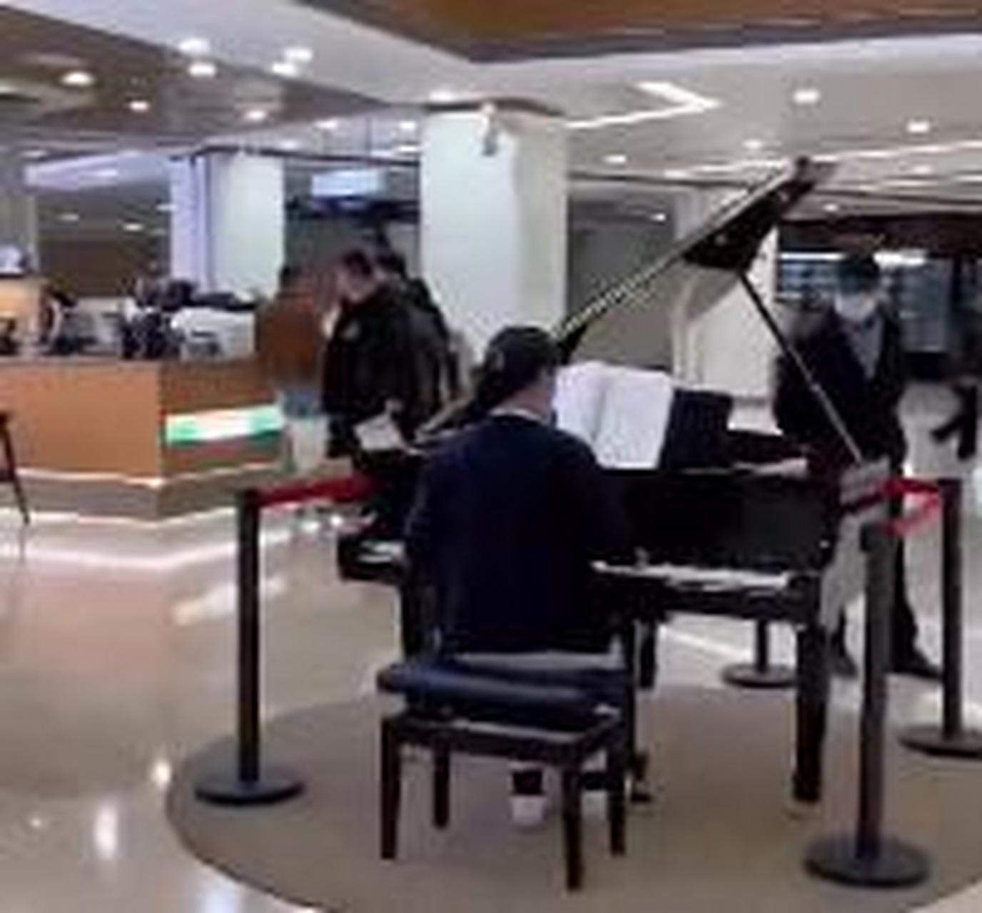 【医院大厅放置钢琴供人演奏 患者:沉浸其中很放松】2月1日,江苏徐州
