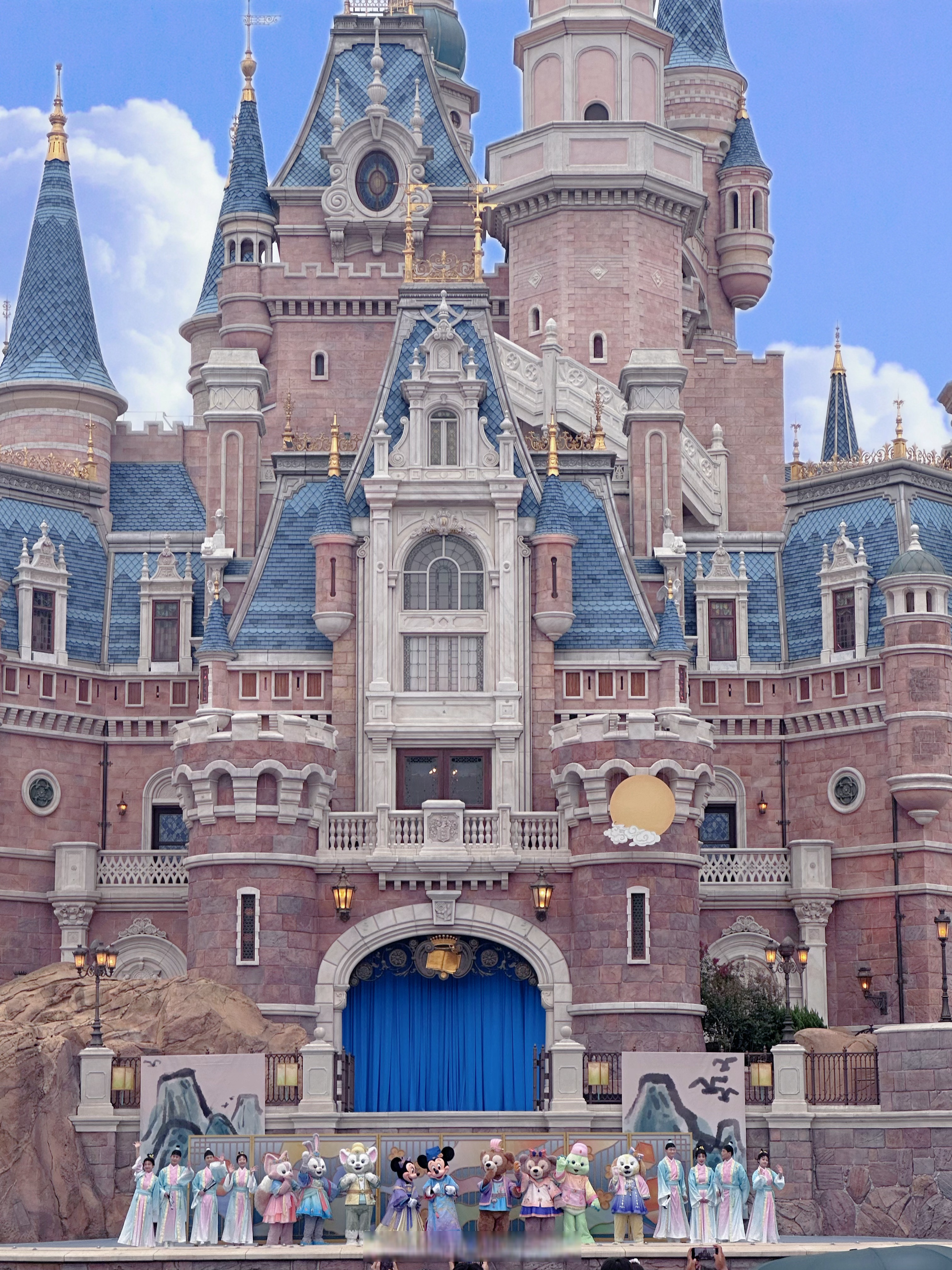 生完孩子以后第一次回迪士尼快乐老家 中秋回家过节必须要穿汉服体验