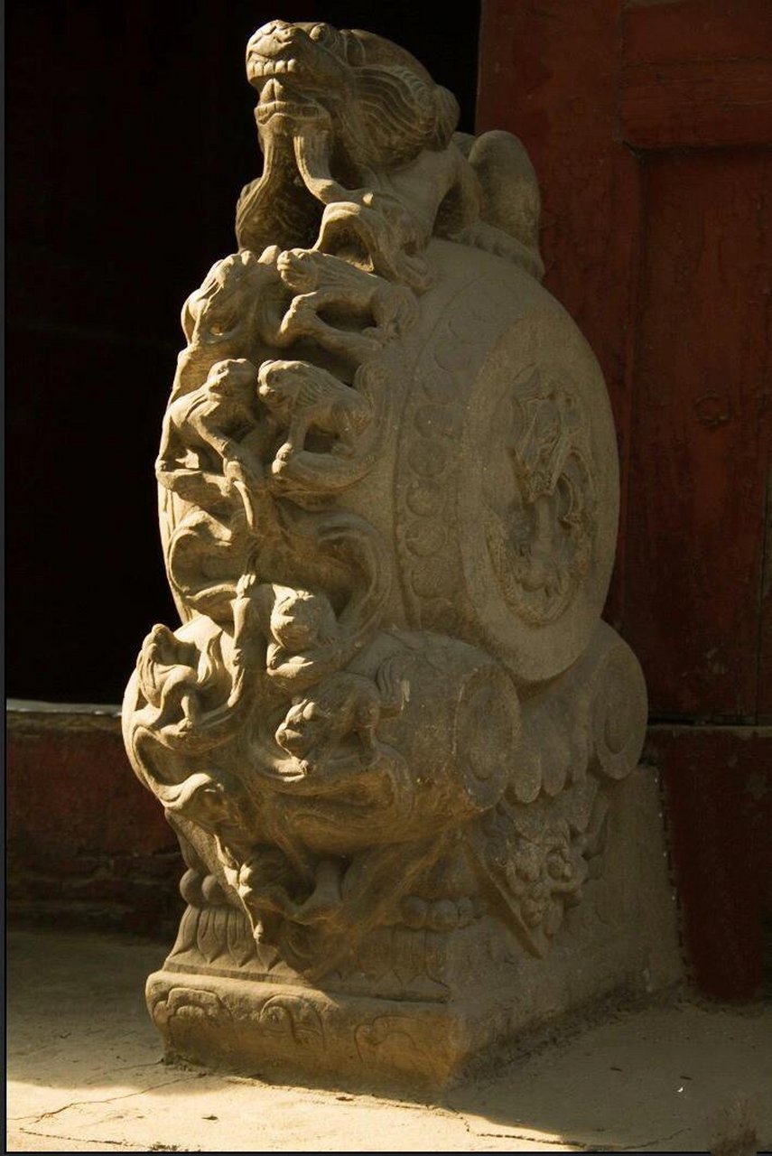 门墩儿上好多只小狮子有什么寓意?