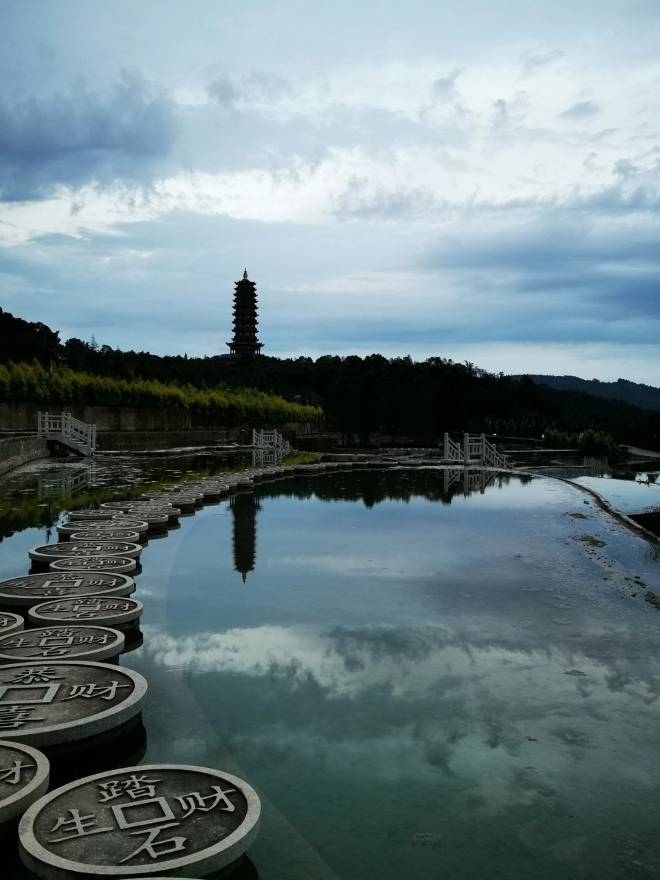 弥勒 | 五彩云池 7515五彩云池,顾名思义,池子里可以看见五彩的