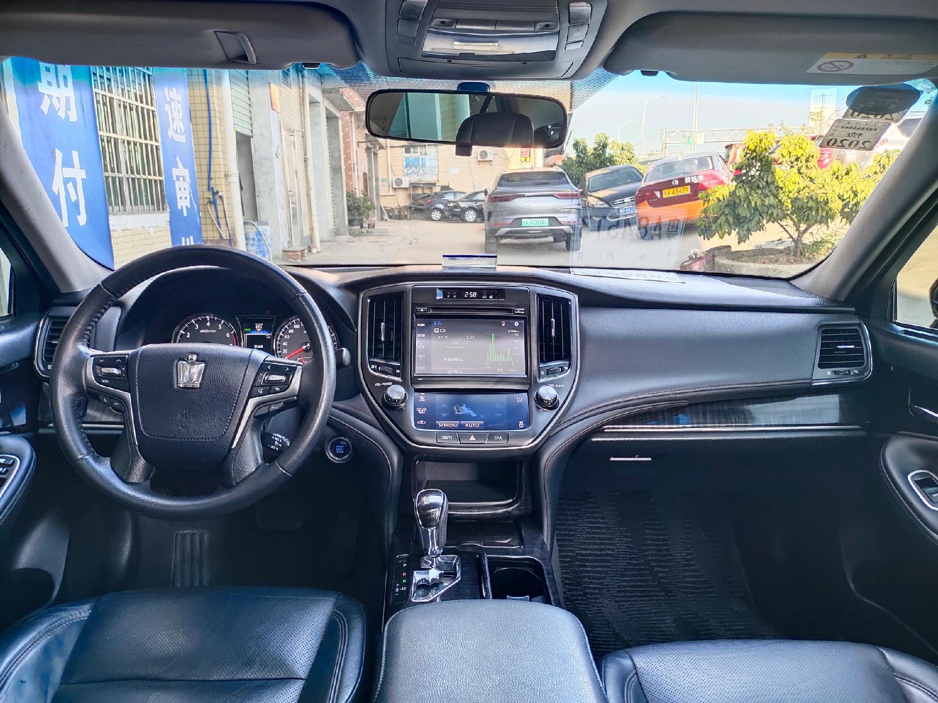 丰田皇冠16年11月上牌2