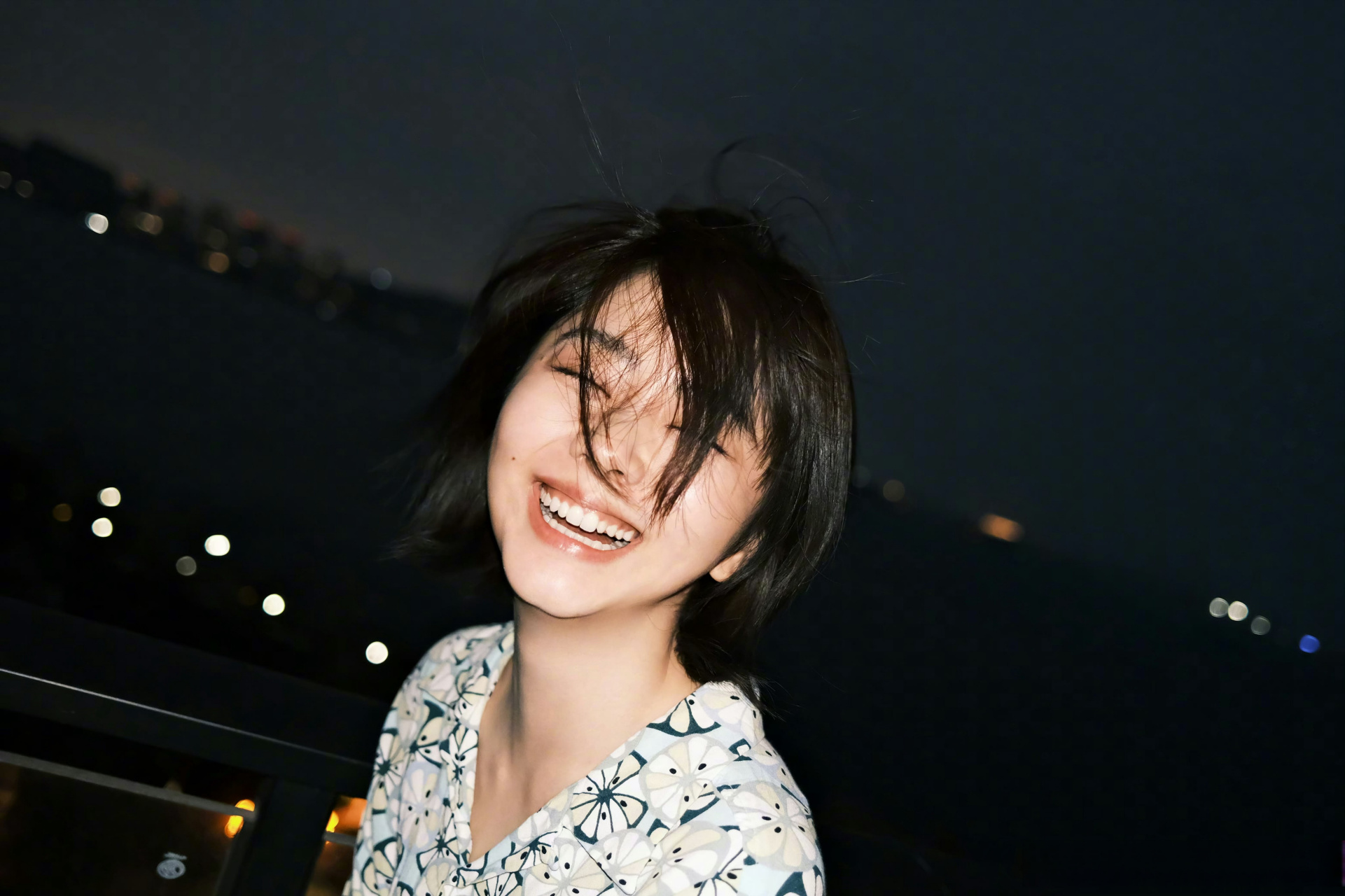 敲娱的星鲜事##谭松韵晒海边随拍#漂亮姐姐凌乱美也太有氛围感了