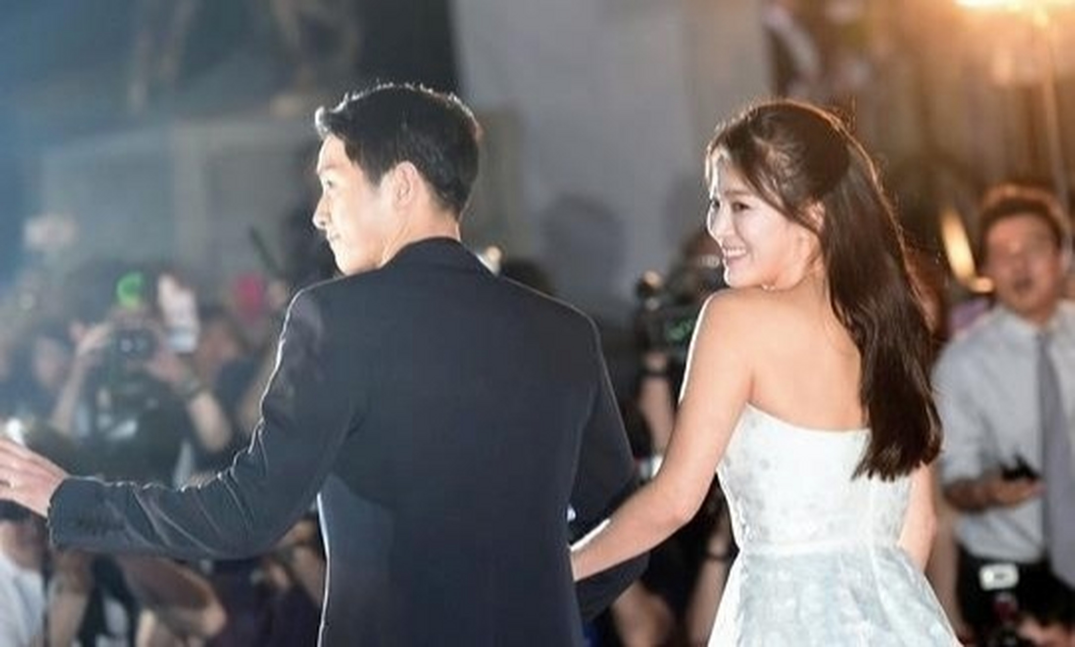 宋仲基与韩国前总统 宋仲基与宋慧乔结缘在2016年参演《太阳的后裔》