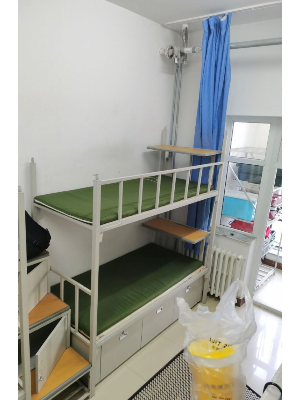 吉林工商学院8人寝宿舍图 8人寝宿舍配置在8人寝中也还算可以,4人寝