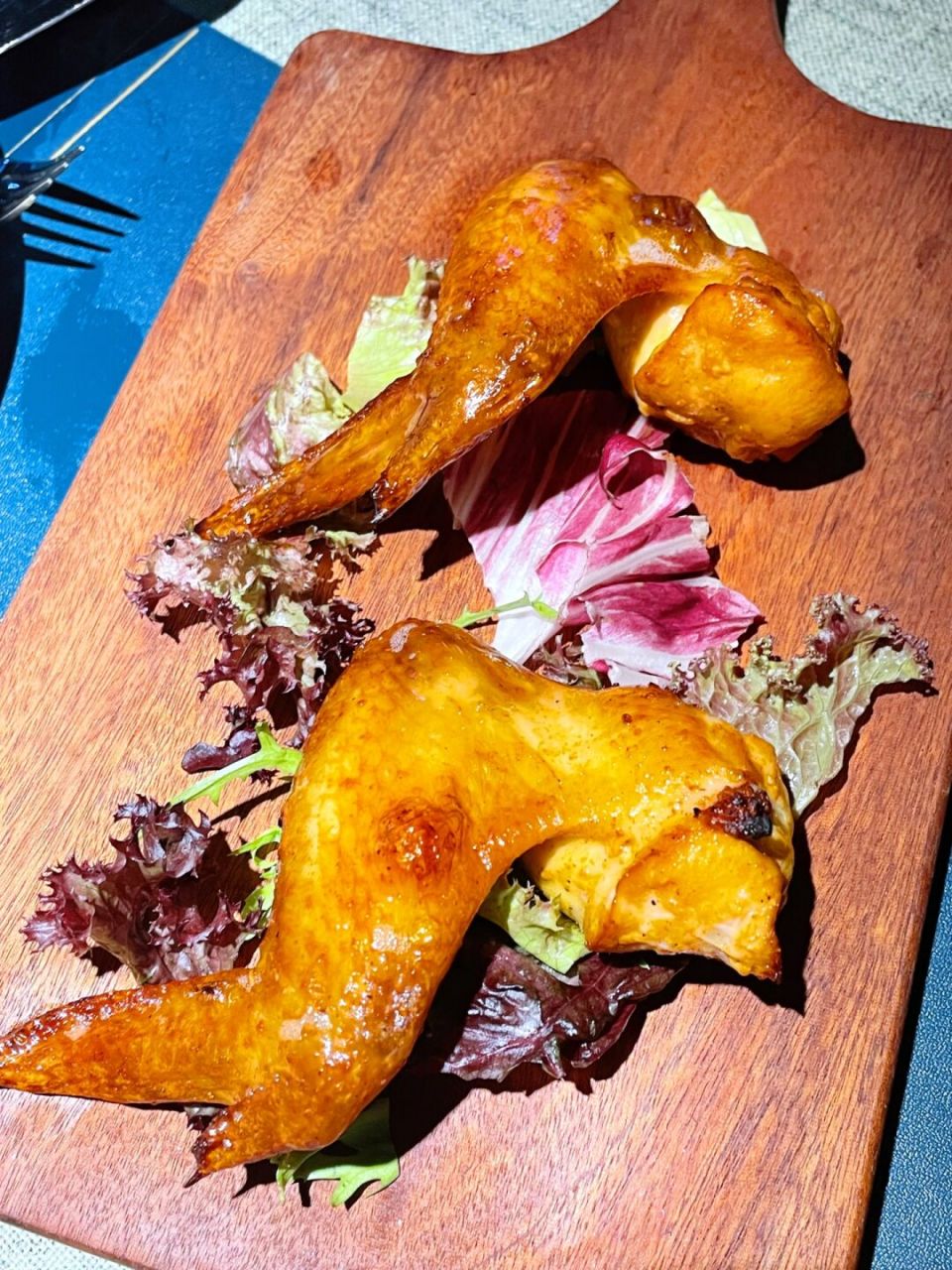 店名:拿波里披萨 地址:富力星光里s10号楼二楼 店里桌位多,还有包厢