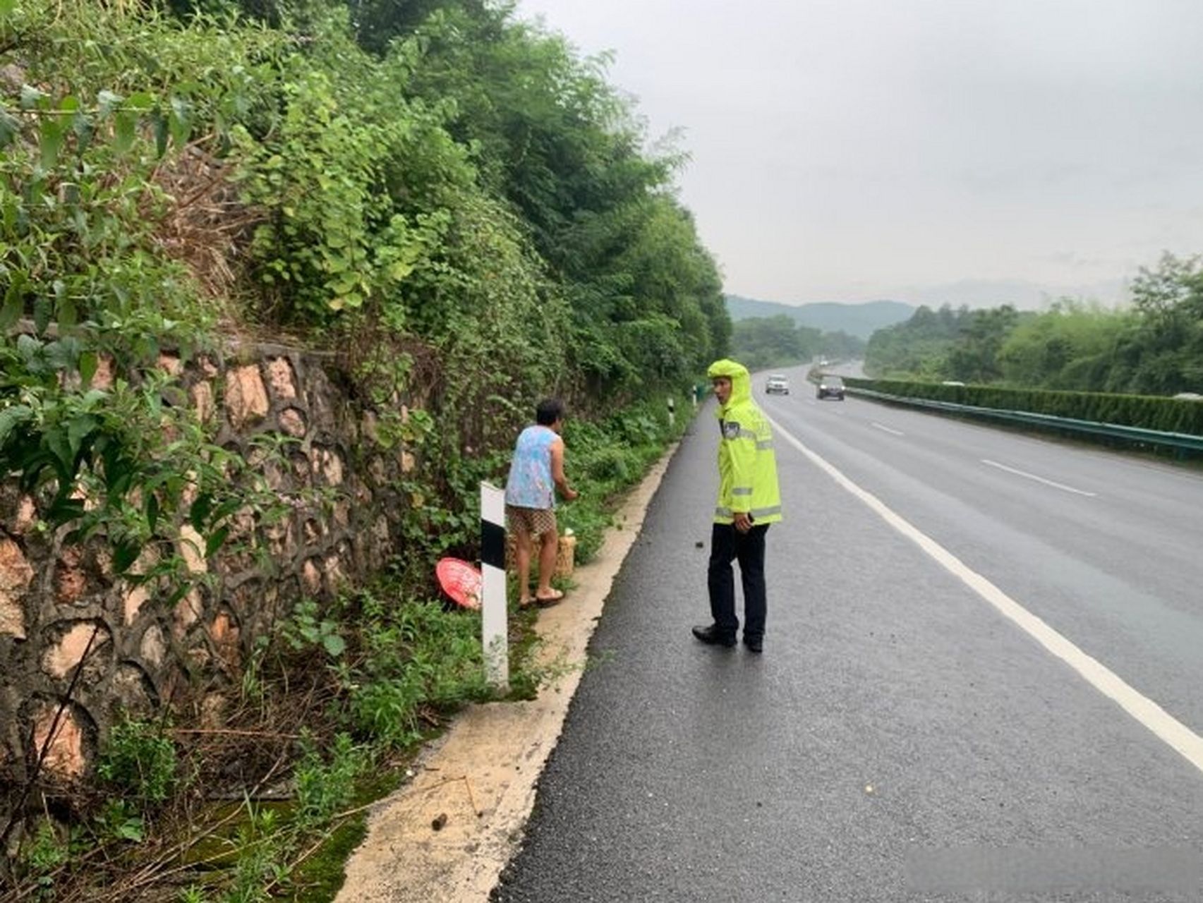 我為群眾辦實事# 6月21日17時許,婁底高速警察 橋頭河大隊民警巡輪亮