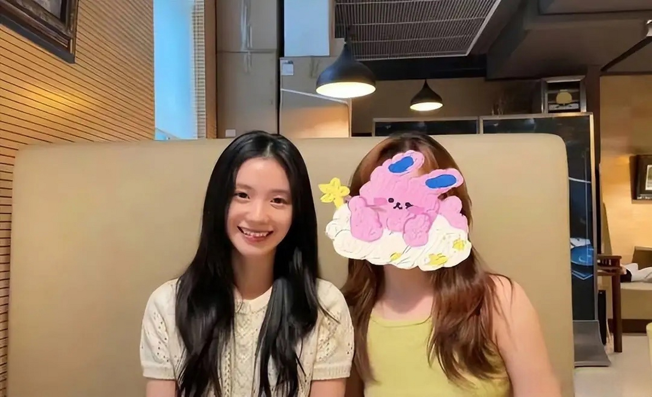 刘浩存回母校探望老师,与同学合影清纯可人,笑容超甜!