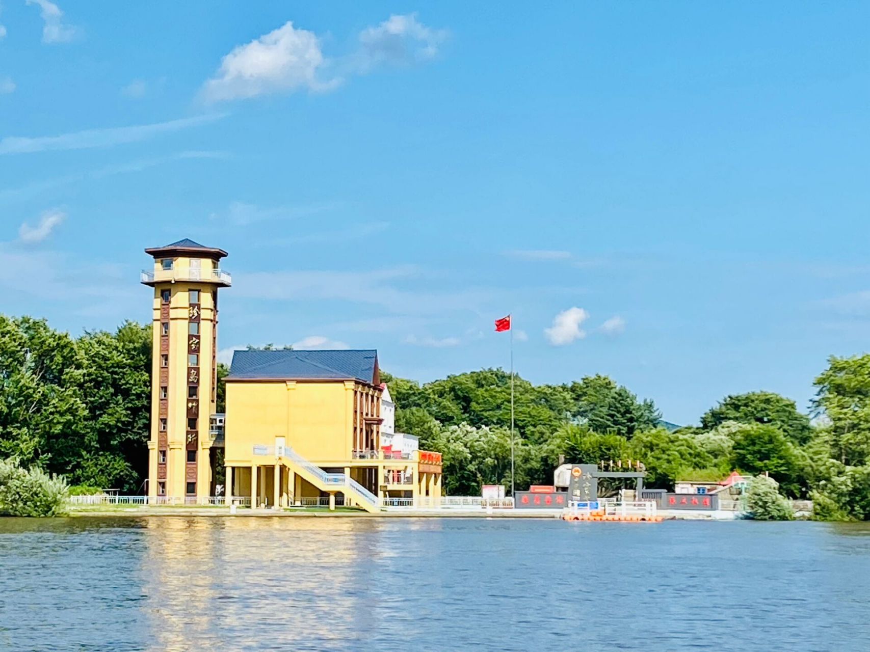 虎林珍宝岛 珍宝岛,满语"古斯库瓦郎",意为"军队营盘",是一个位于