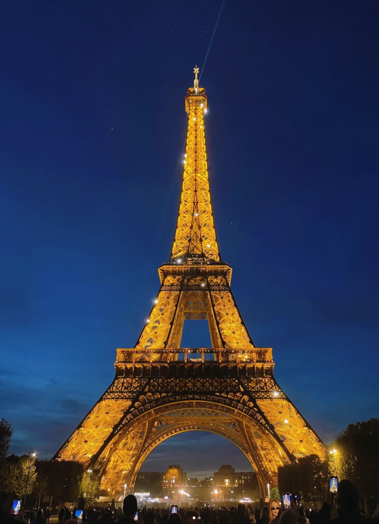 埃菲尔铁塔位于巴黎市中心的塞纳河畔,为了庆祝法国大革命一百周年并