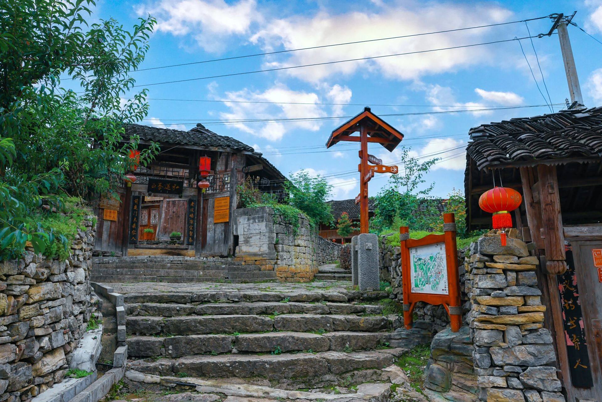 龙潭古寨,位于贵州务川县,是一个保存完好的仡佬族古寨,具有极高的