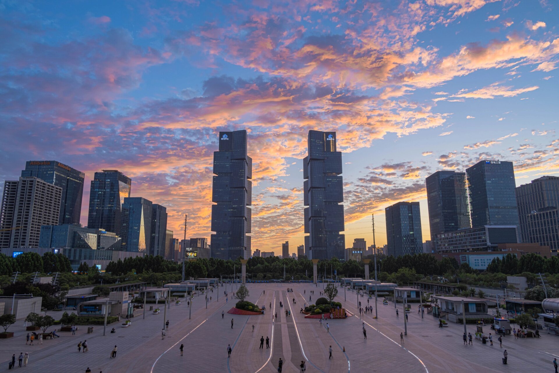 郑州·绿地双子塔 城市中的宏伟建筑与自然融为一体散发着独特的魅力