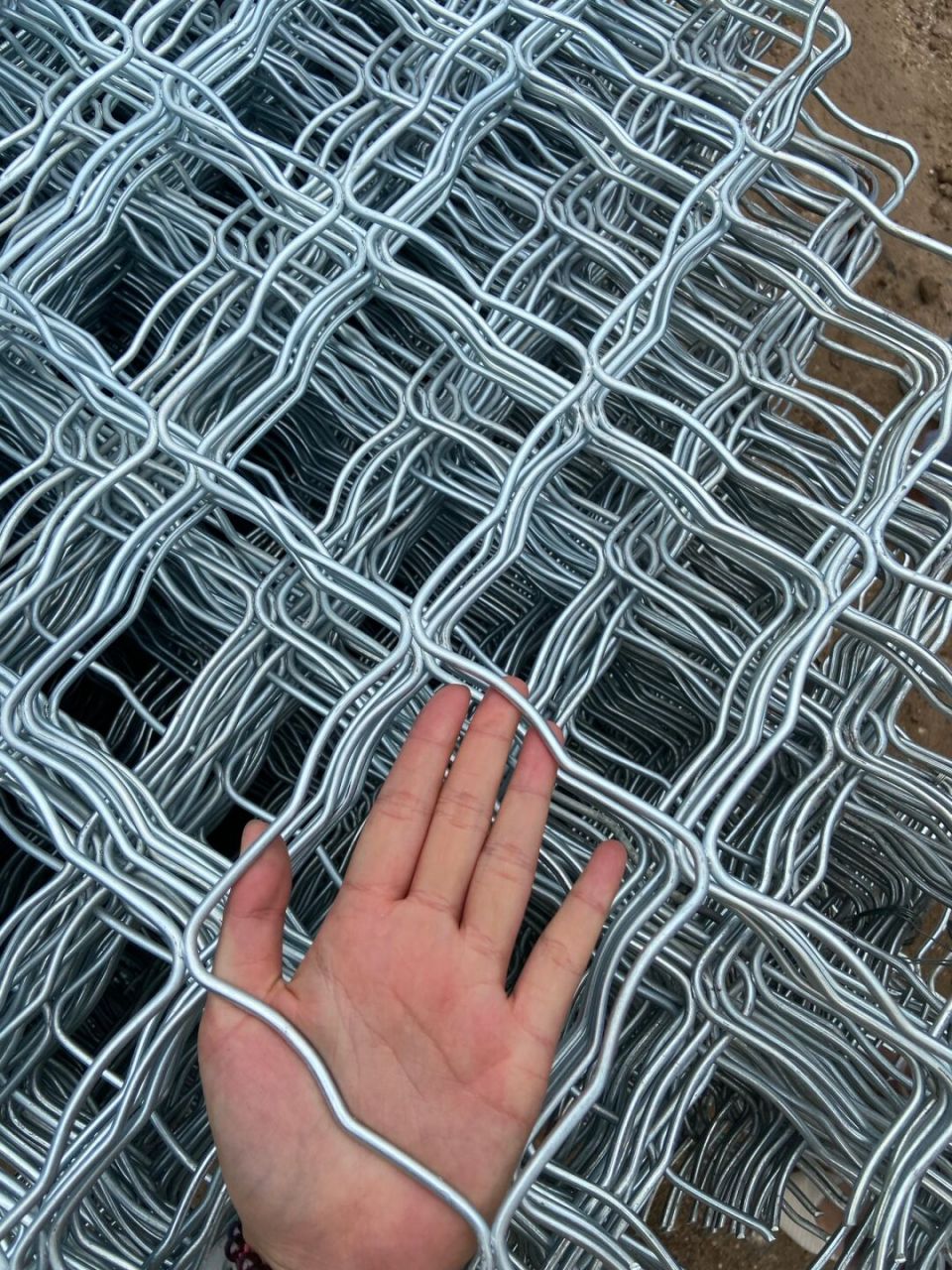 每个网格的对边孔径一般为6.5cm-14cm.使用的铁丝粗度一般为3.