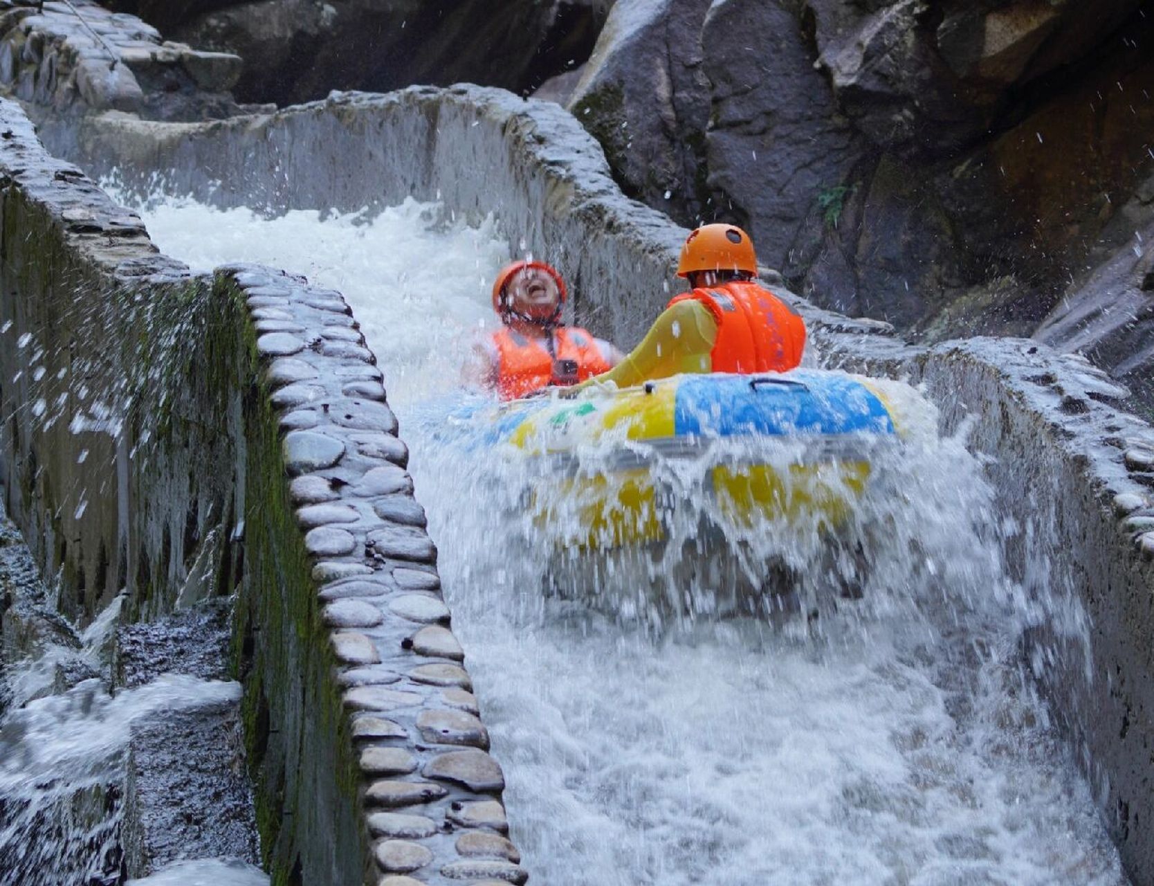 福建落差最大的云灵山峡谷漂流,你玩过吗 酷暑难耐的暑假,带上孩子来