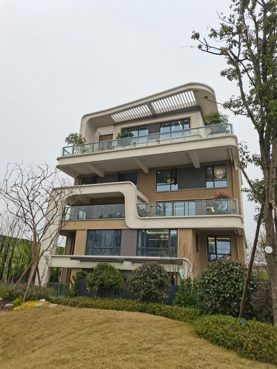 郫都 犀浦 豪华叠拼别墅(神农千屿) 占地面积:约462亩容 积 率:2.