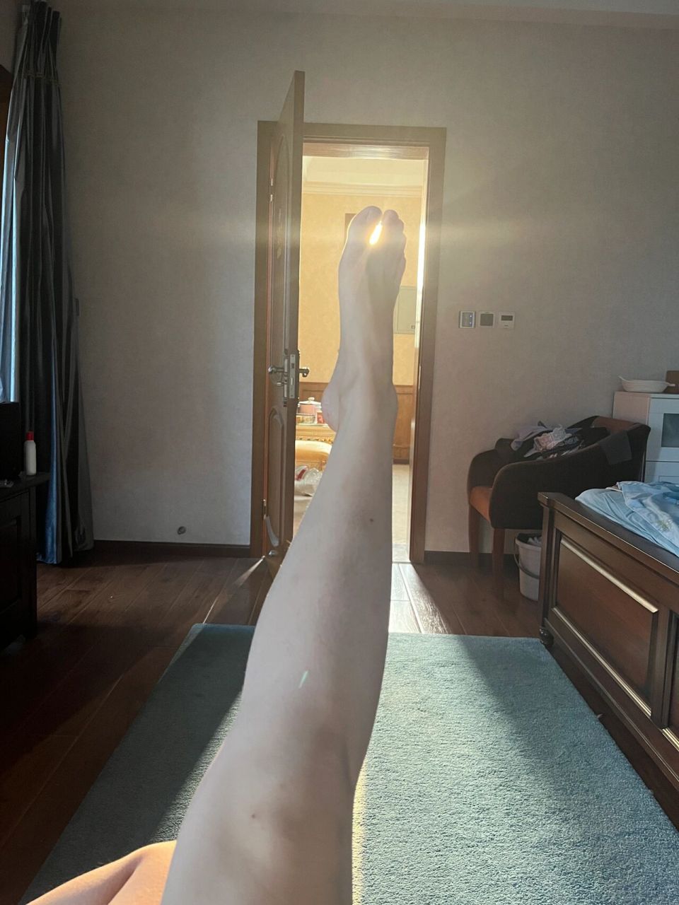 阳光挠我的脚心