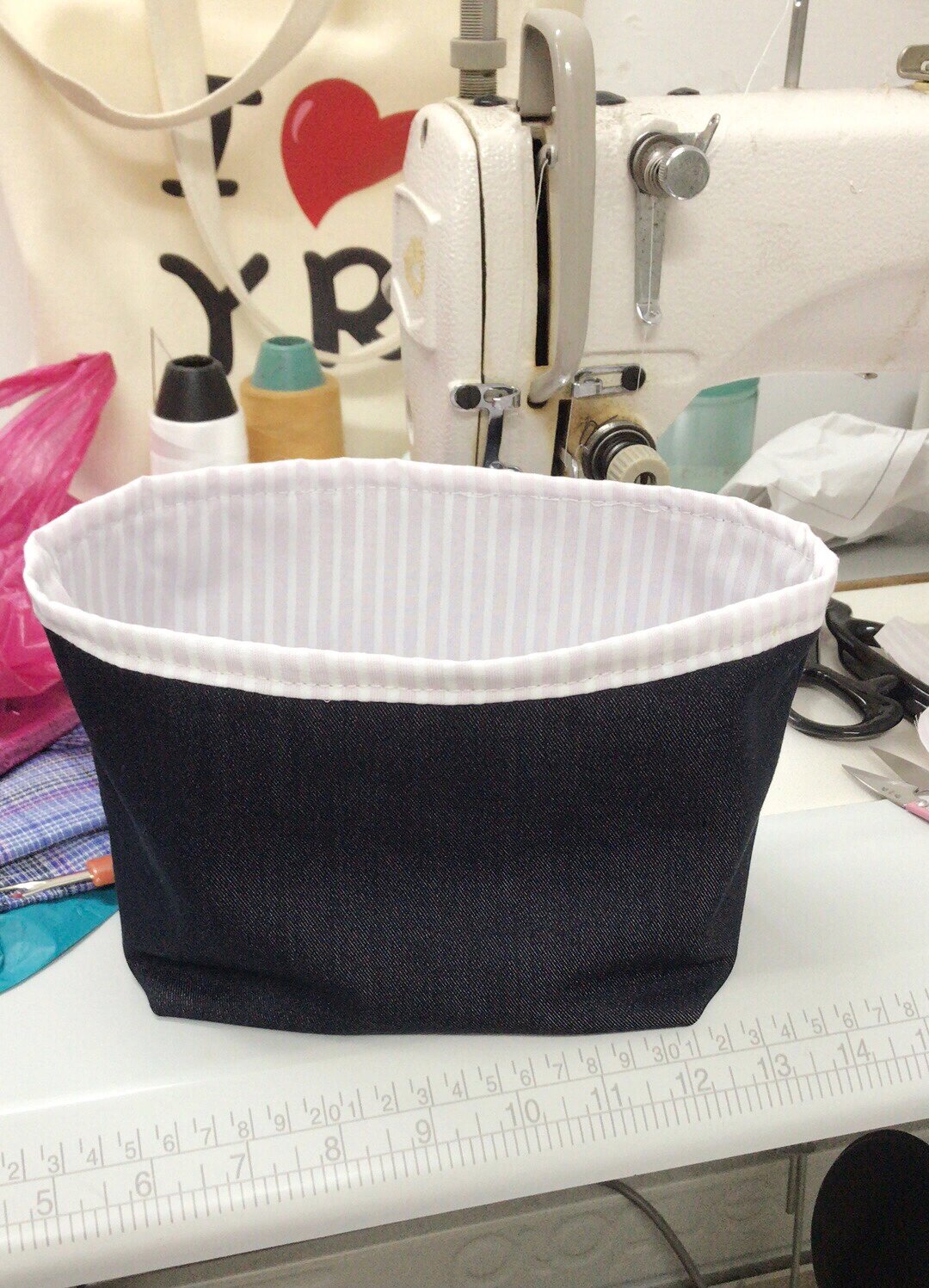 环保利用多余布料制作收纳袋 在学习车缝衣服的过程中,难免做衣服做
