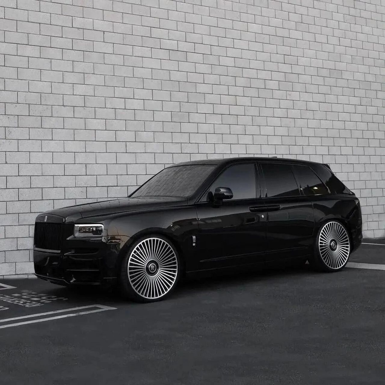 劳斯莱斯库里南 轮毂改装 #劳斯莱斯# #劳斯莱斯库里南# #轮毂改装