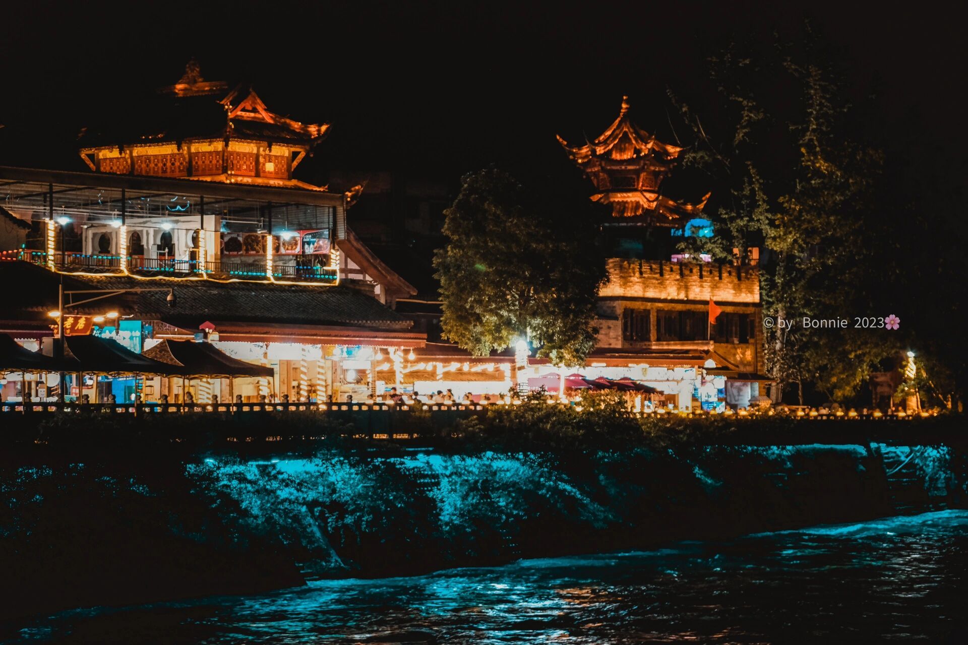 南桥夜景#晚风迷人 来都江堰吧, 一半烟火,一半清欢.