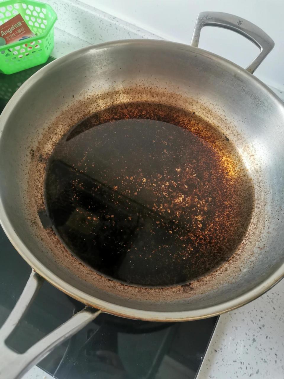 不锈钢锅烧糊了,超实用的拯救方法 昨天蒸了杂粮粘豆包,在打扫卫生的