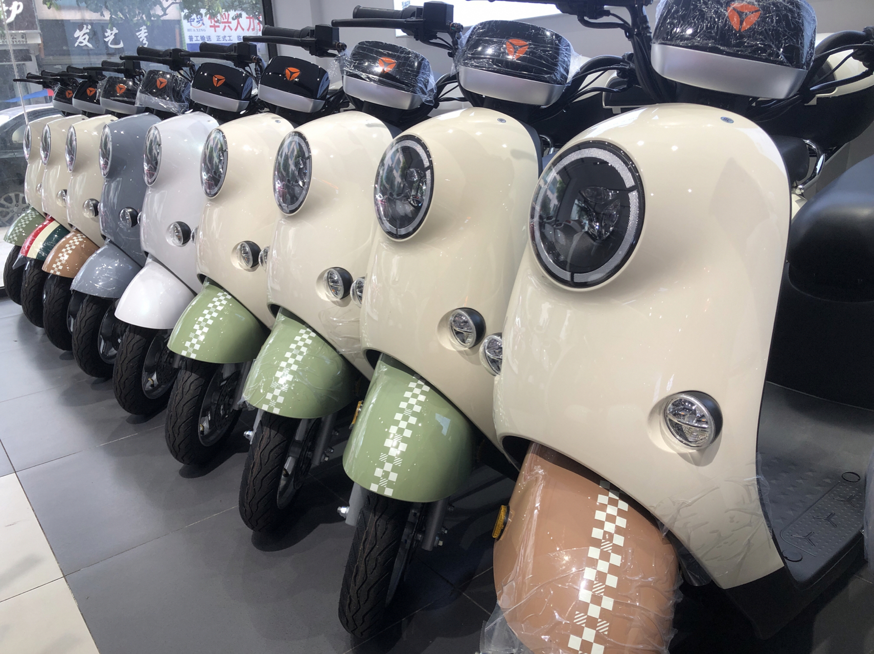0豪华版新国标电动自行车 活动价:2699 配48v20雅迪专用铅酸电池 高亮