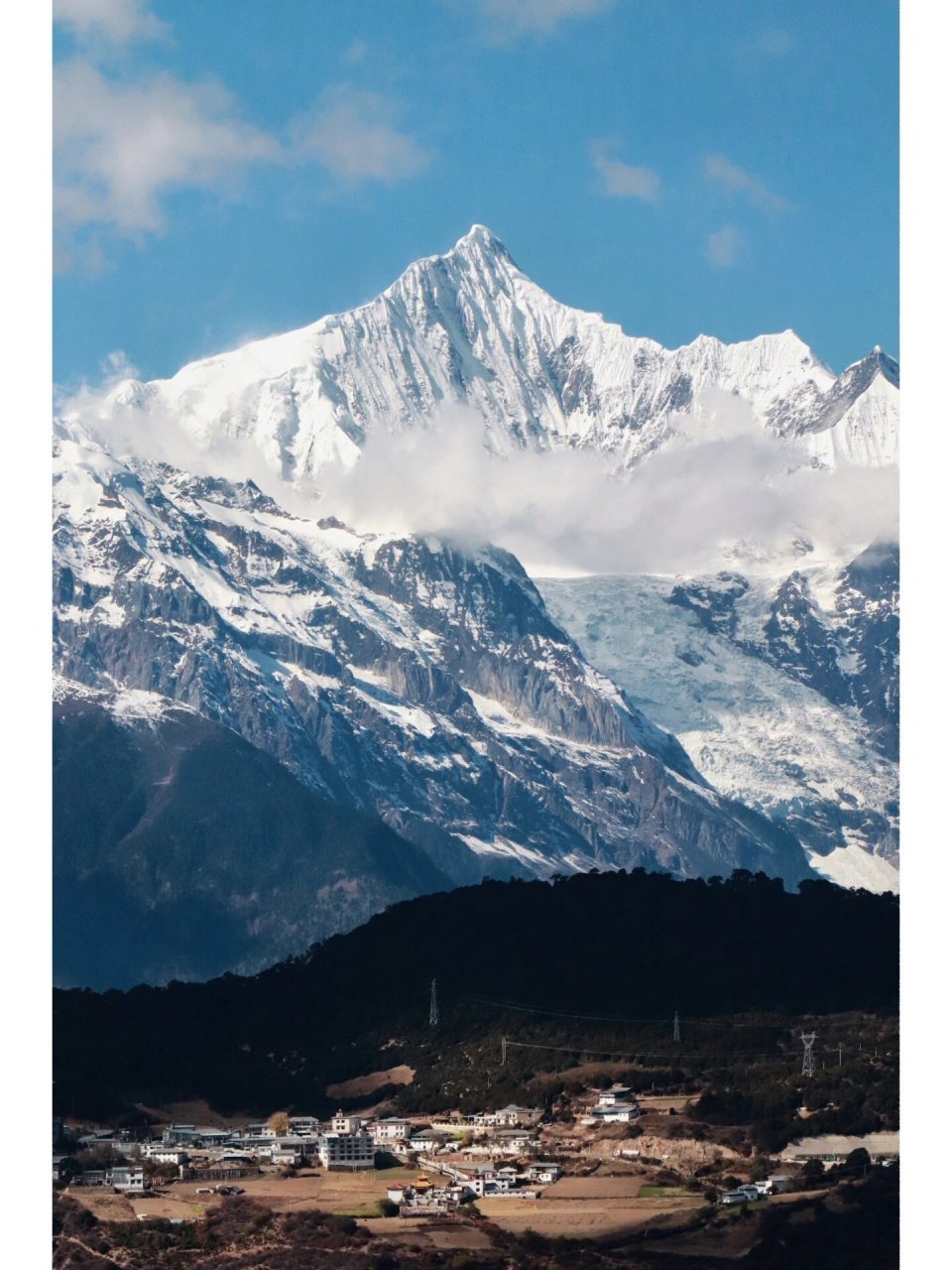 卡瓦格博,梅里雪山主峰,云南第一高峰,海拔为6740米.