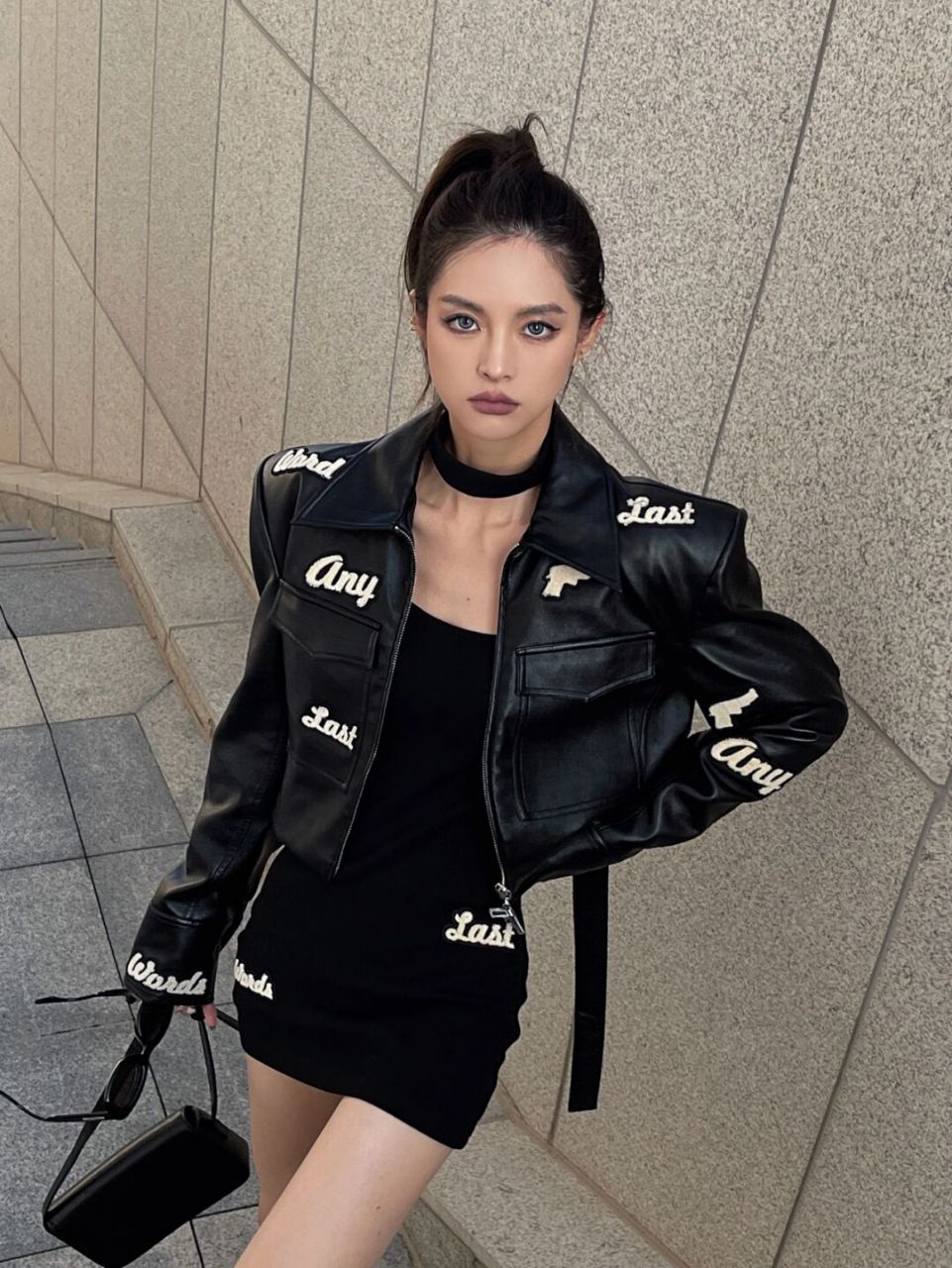 对各种皮衣都无法抵抗 989140crew #女特工# #机车皮衣# #辣妹穿