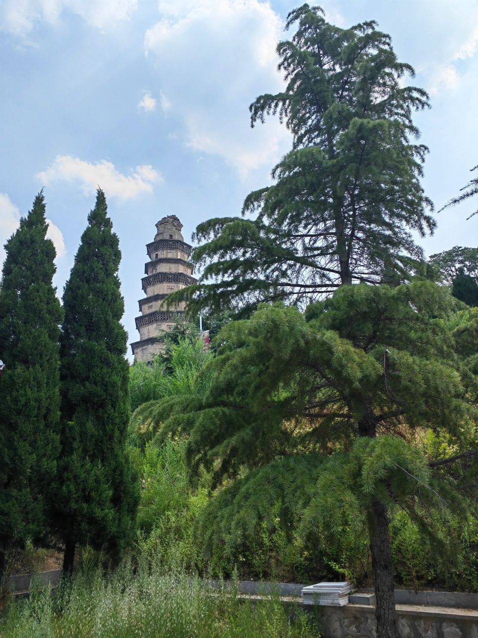 响堂山石窟,又称响堂寺石窟,坐落在河北省最南端的邯郸市峰峰矿区,属