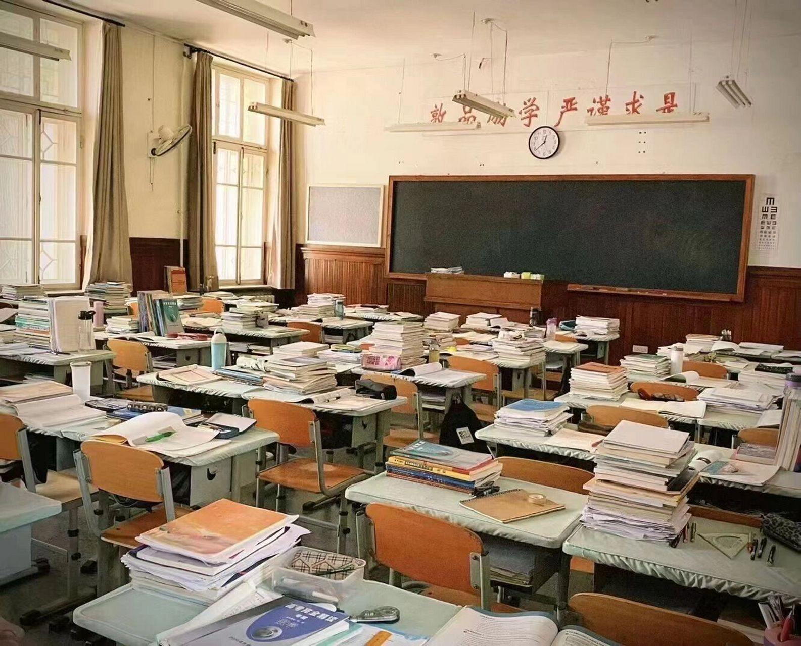 在振华中学的第一天 哈三中又要拍戏了 这回完全在学校里取景 四处都