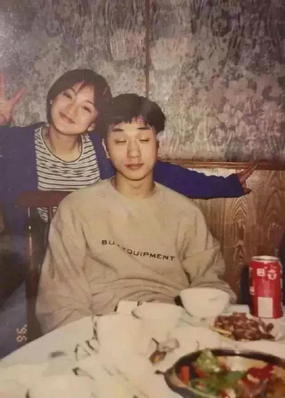 老照片,96年周迅和黄觉聚餐照.