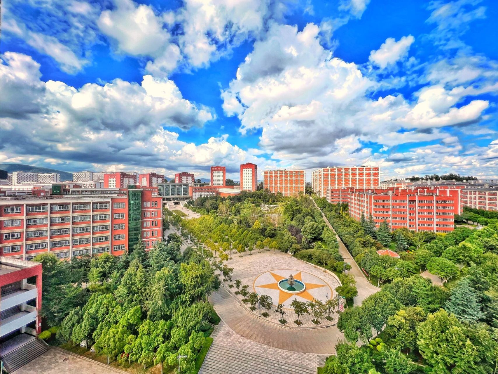 云南经济管理学院|校园摄影 云南天空不需要任何滤镜.