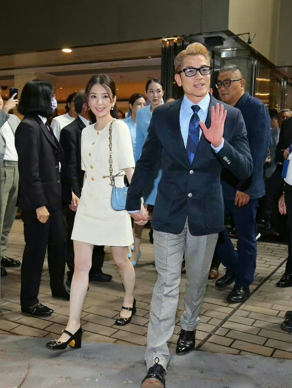 郭富城和妻子方媛牵手看赛马,有当年力宏和前妻在媒体面前的感觉了