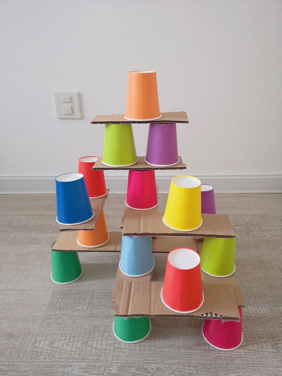 发挥宝宝创造力7515 在家早教—纸杯搭建  材料:彩色纸杯  玩法