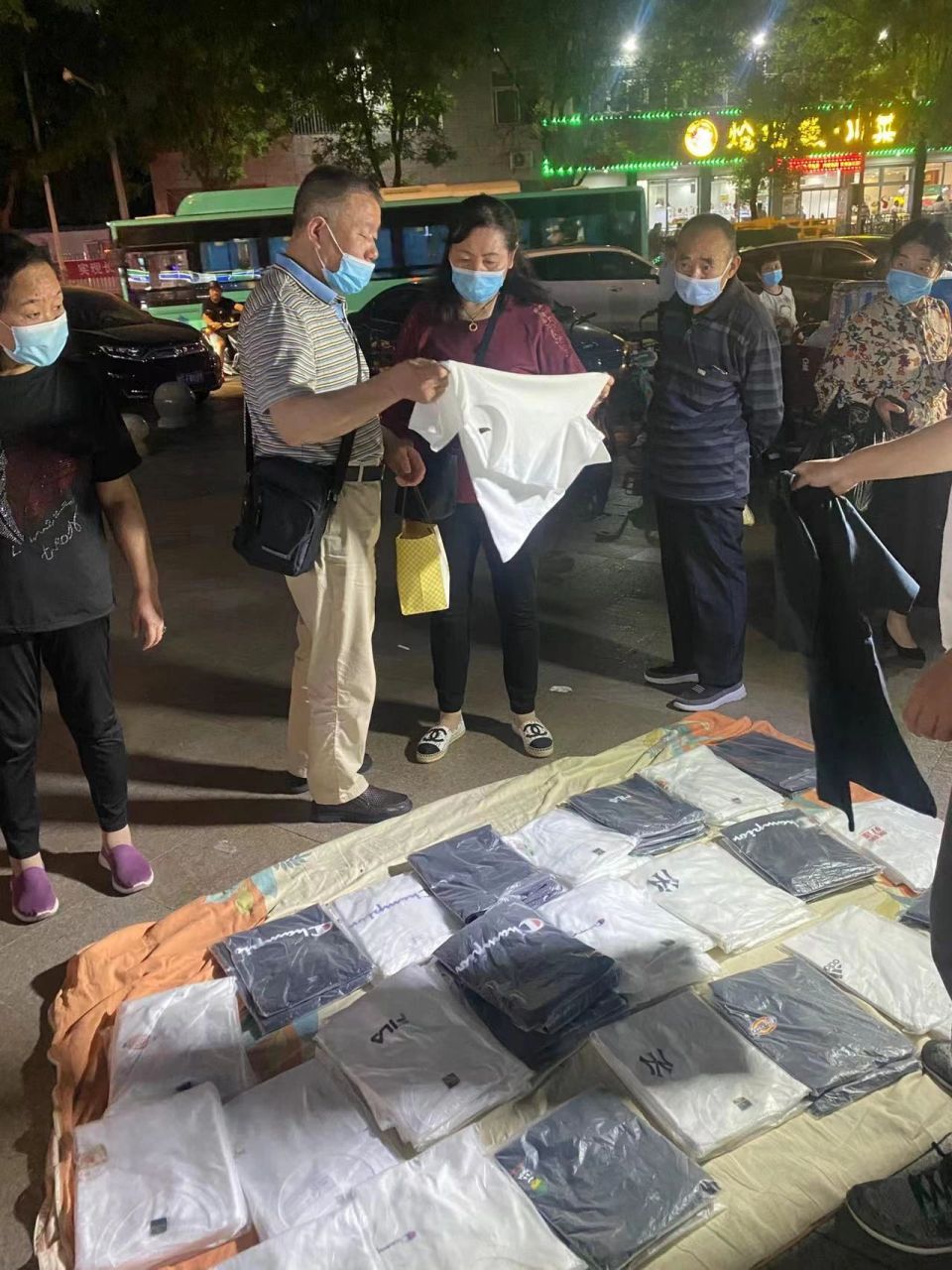 夏天摆摊卖短袖也太好卖了吧 记录去年摆摊卖短袖的经历,去年春天开始