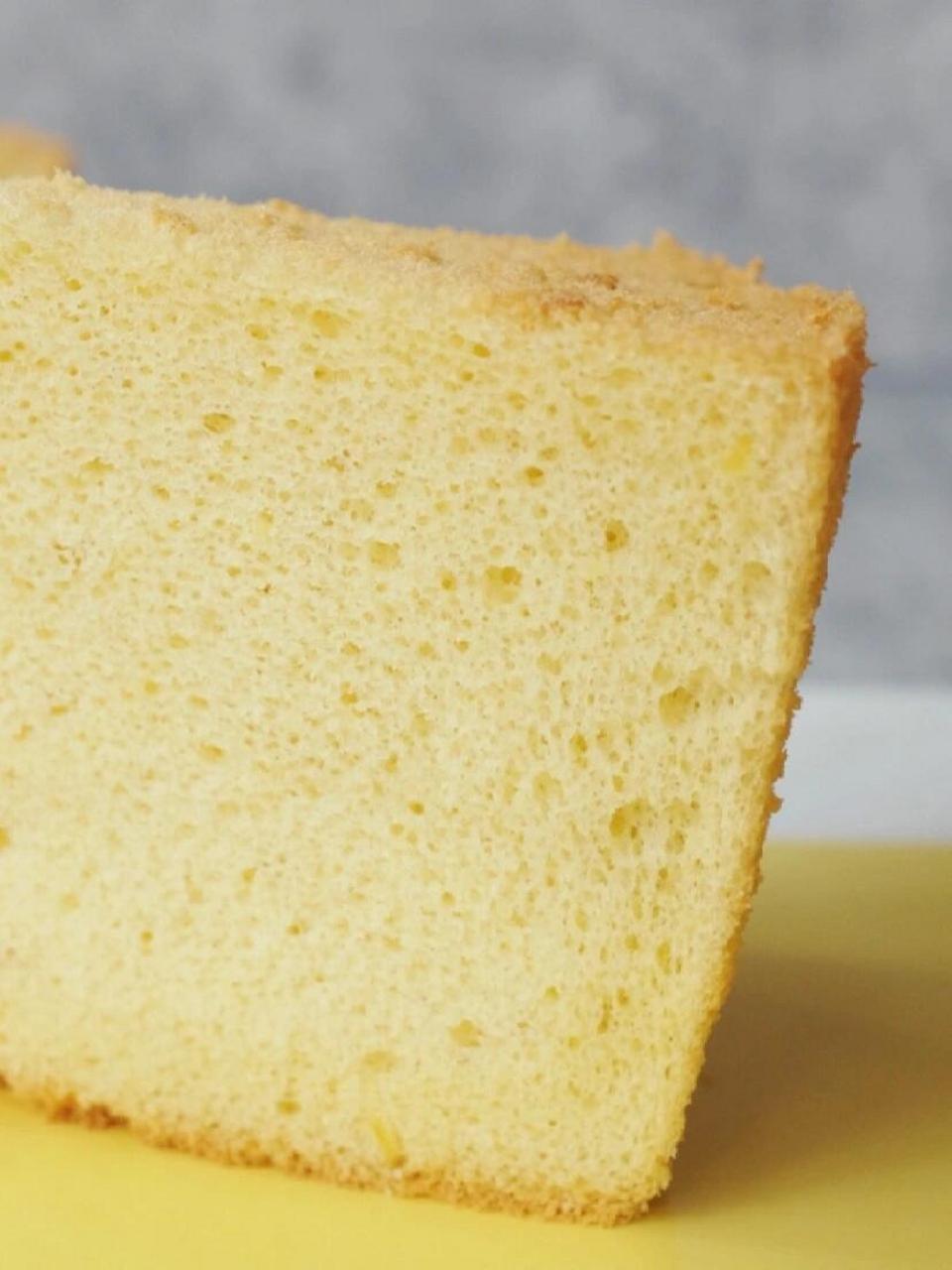 比起牛奶戚风,淡奶油制作的戚风蛋糕更是香甜,奶味非常足够,口感湿润