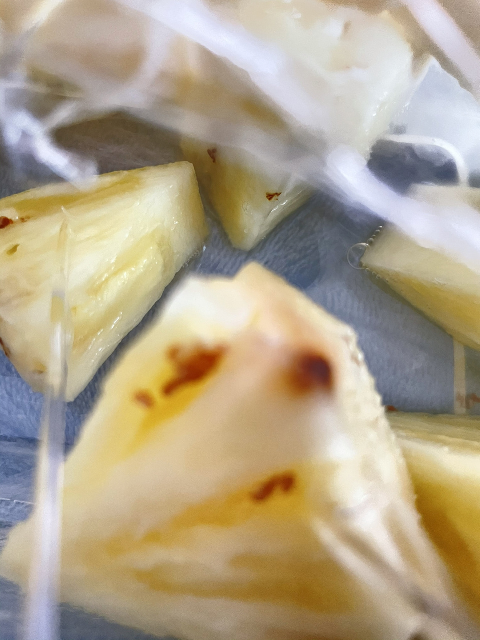 这是菠萝的虫卵么?百果园买的 吃了一大半才发现,是虫卵么?