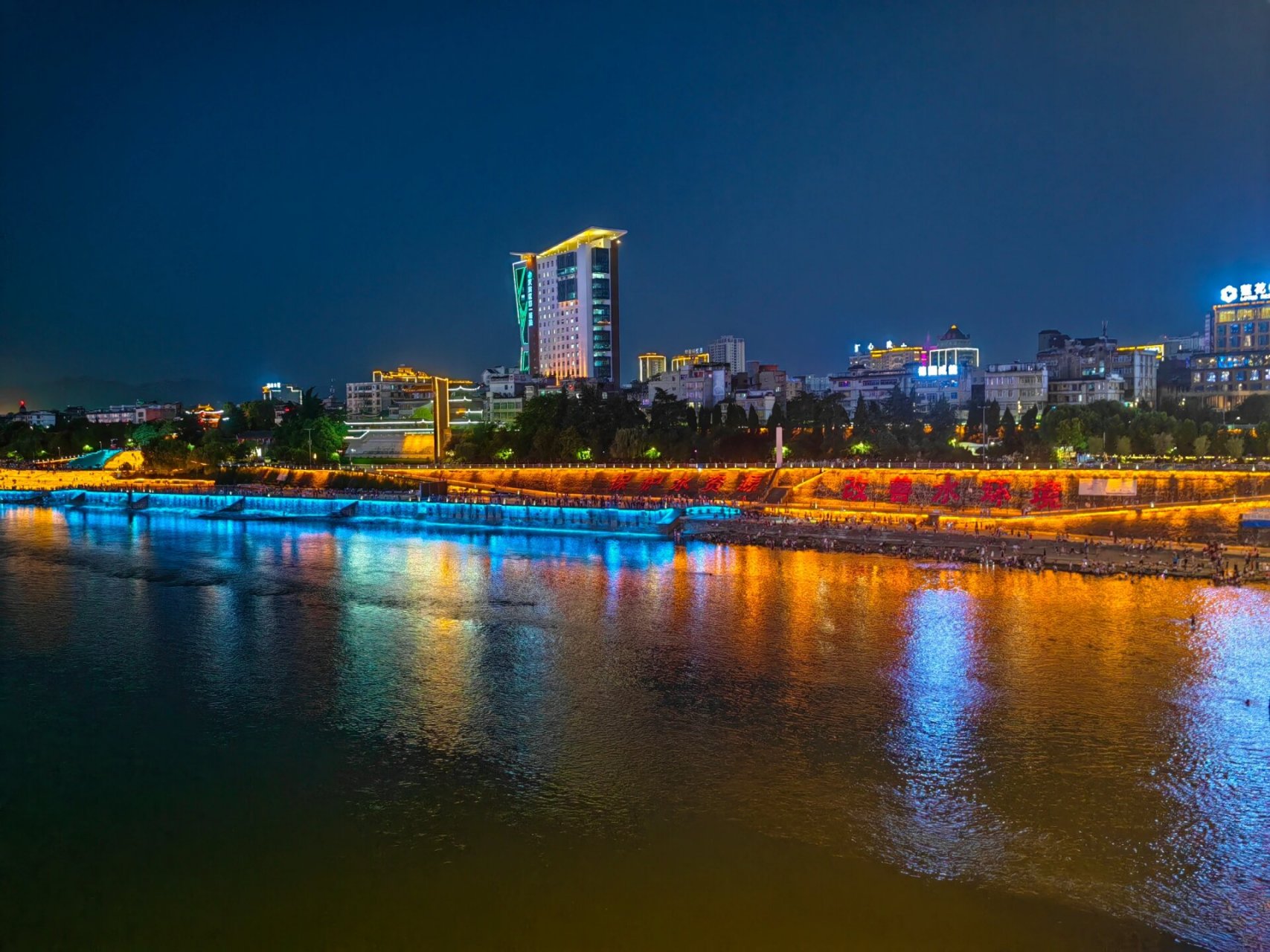 陕西省安康市汉滨区 夜间沿汉江逛一逛,感受湖边的凉风习习