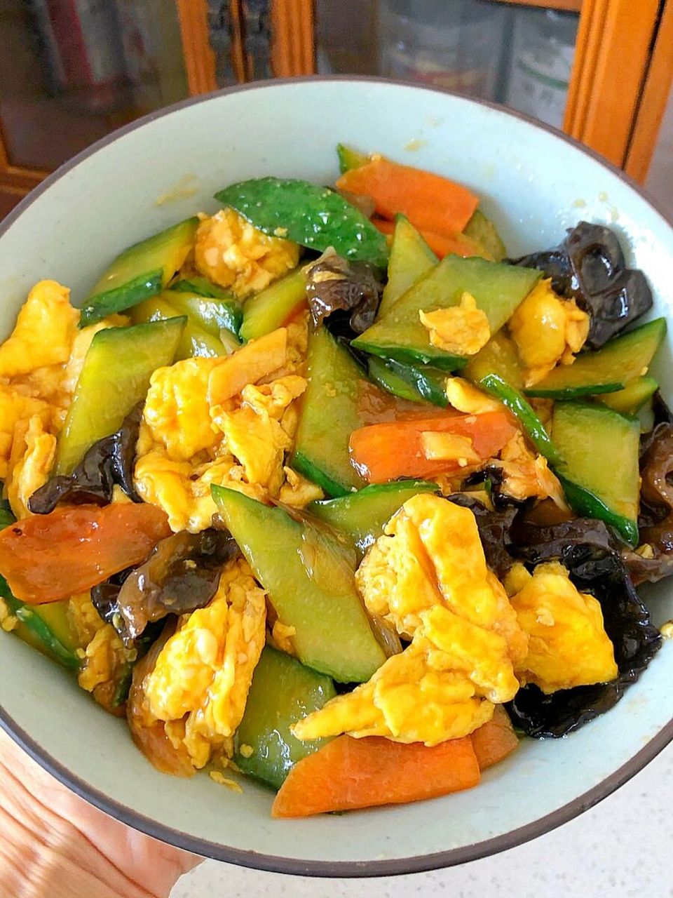 这道黄瓜胡萝卜木耳炒鸡蛋啊! 营养!美味!太太太下饭!