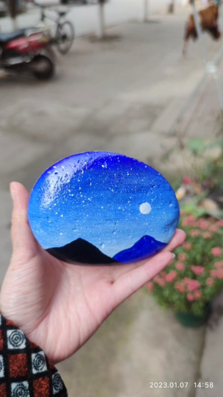 一看就会的石头画教程 只需要3种颜色,动手试一试吧.