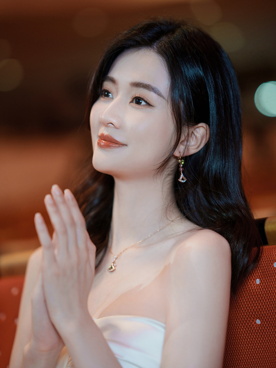 乔欣 01 @乔欣 赴约#微博电影之夜# ,与#阿玛尼权力持妆plus# 移痧