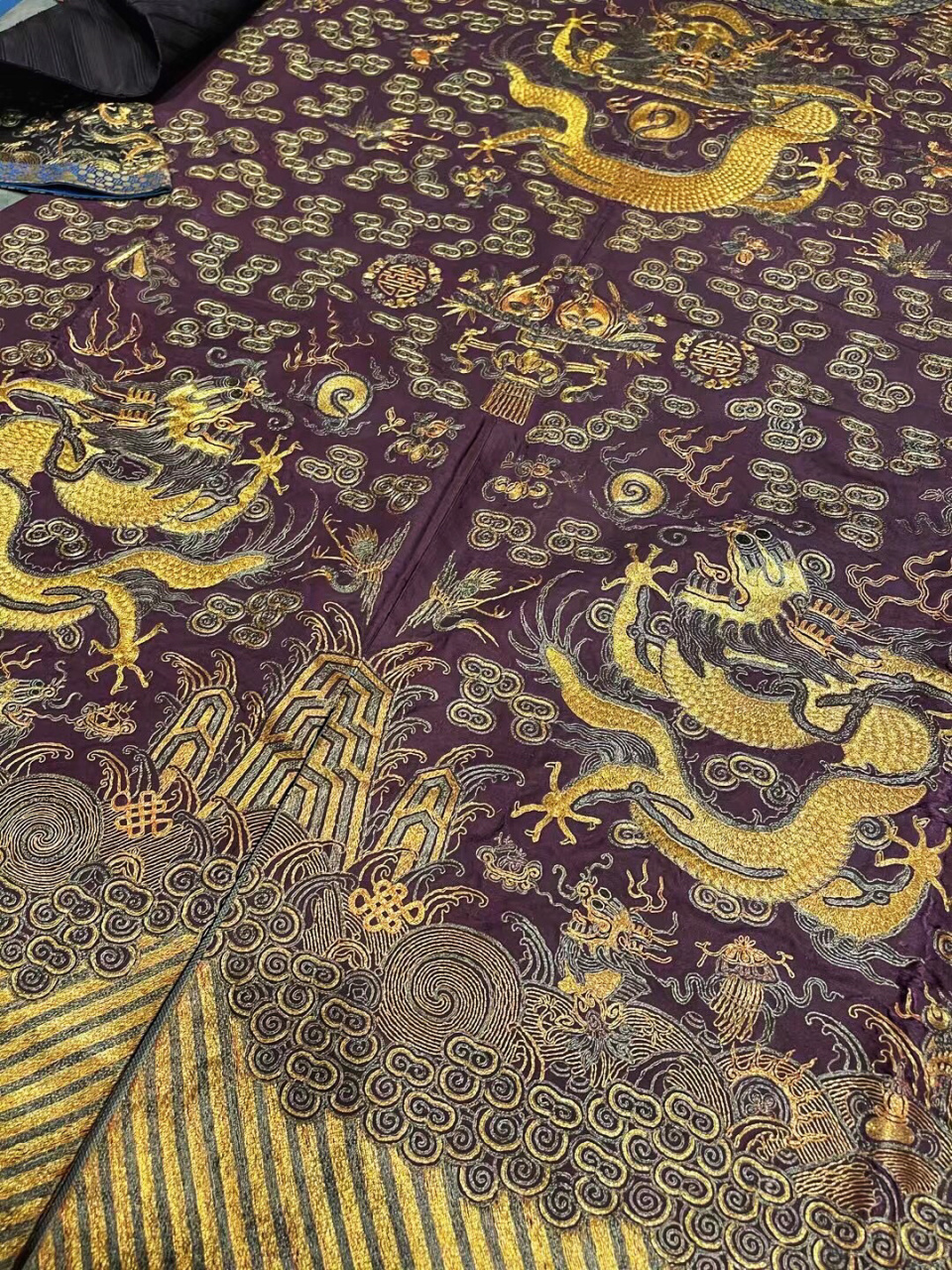 实拍清代龙袍,一眼看出龙纹的演变 今天分享的是龙袍上的龙纹饰,每张