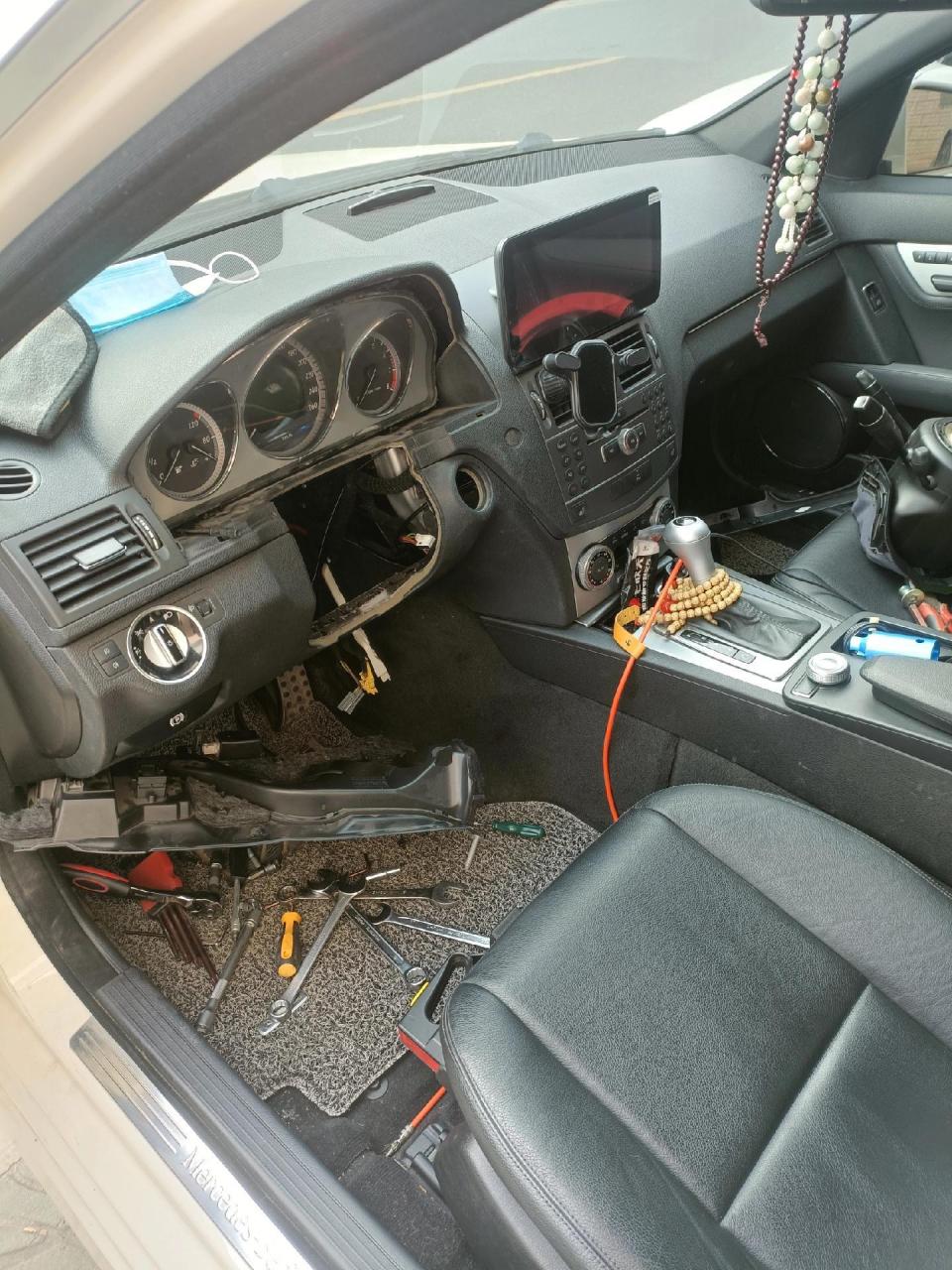 奔驰c200转向电子锁损坏,无法启动车辆,现场拆管柱更换转向模拟器