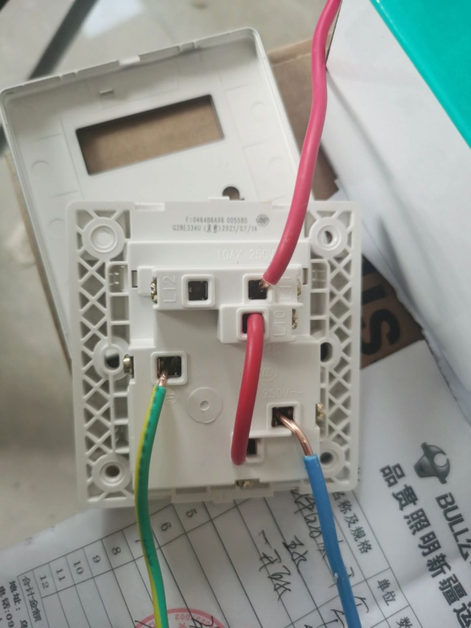 谁会接公牛一开五孔双控插座 苍天啊,大地啊,这个为啥六个孔,网上没搜