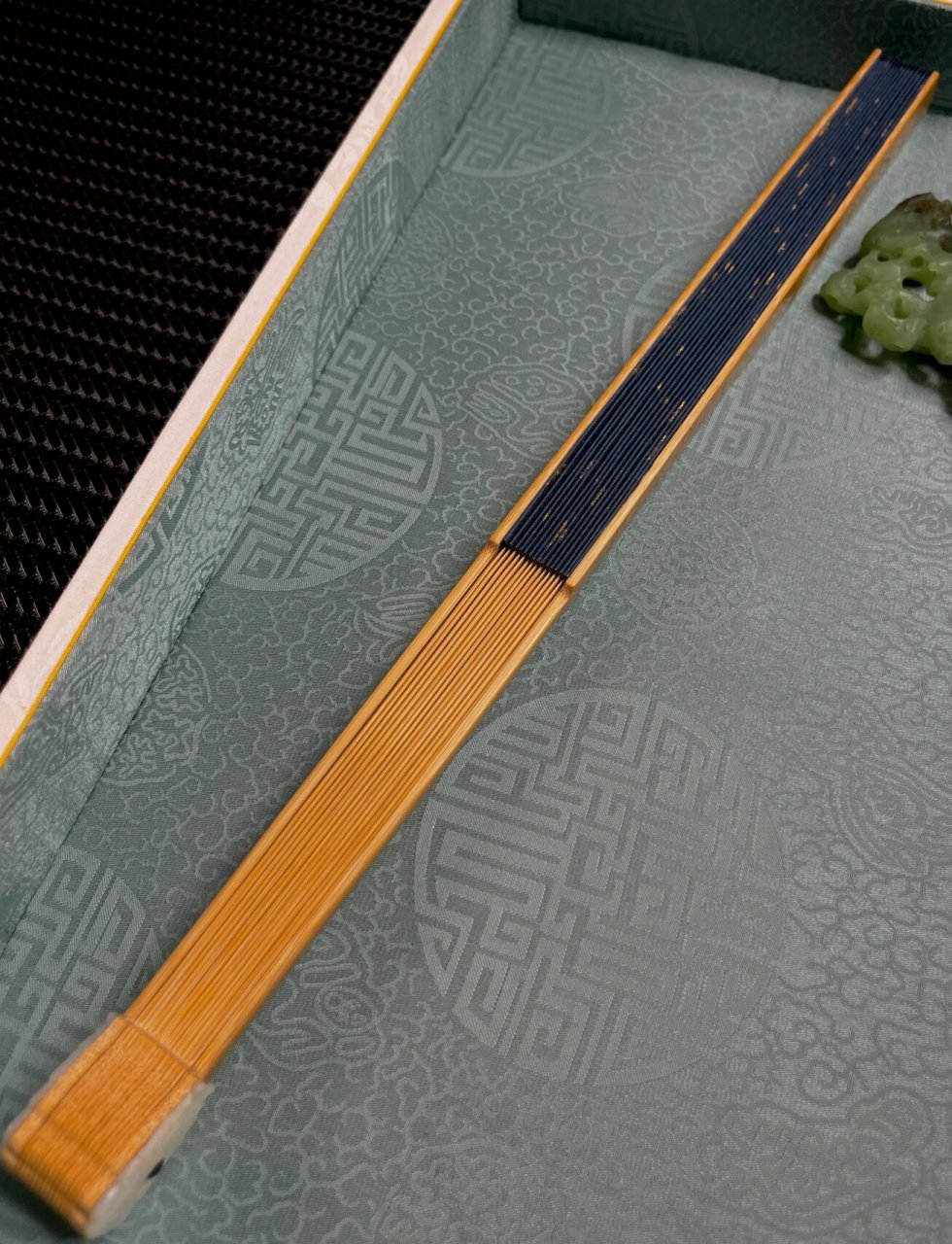 苏州竹刻名家杨惠义老师庚子年竹刻扇骨作品 储诚立庚子年玉竹包袱头